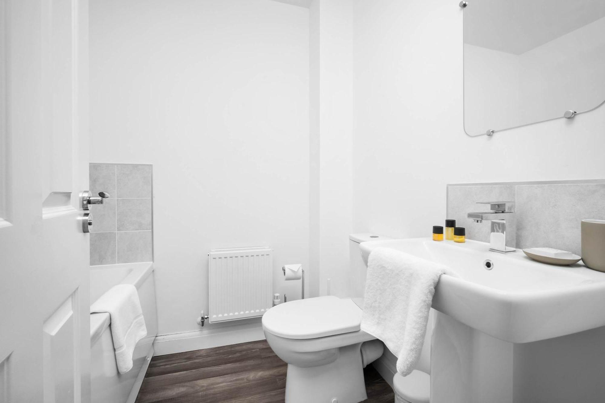 Holiday home Luxury 4 Bed House With En-suite, Games Room, Bbq, On-site Parking By Azura Nights