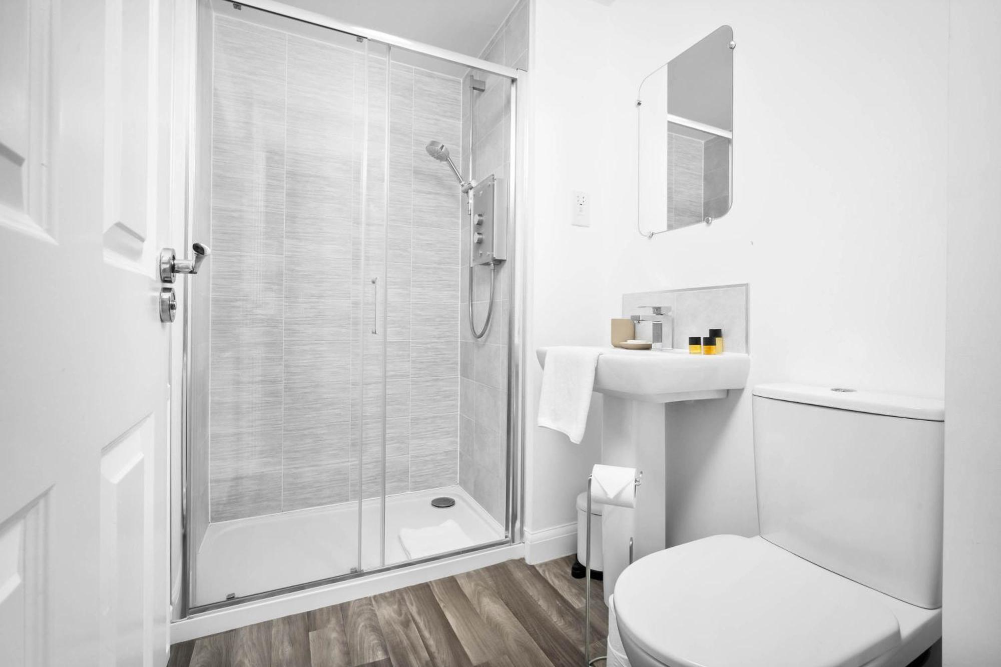 Luxury 4 Bed House With En-suite, Games Room, Bbq, On-site Parking By Azura Nights