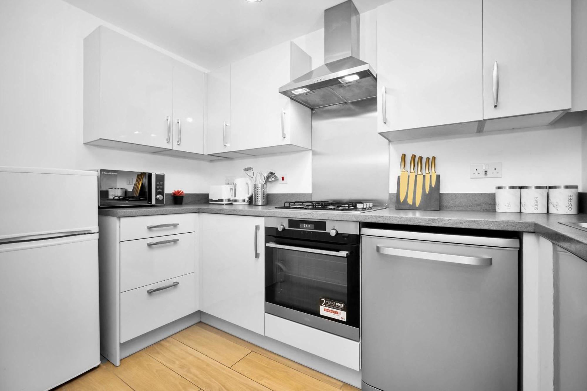 Luxury 4 Bed House With En-suite, Games Room, Bbq, On-site Parking By Azura Nights Birmingham
