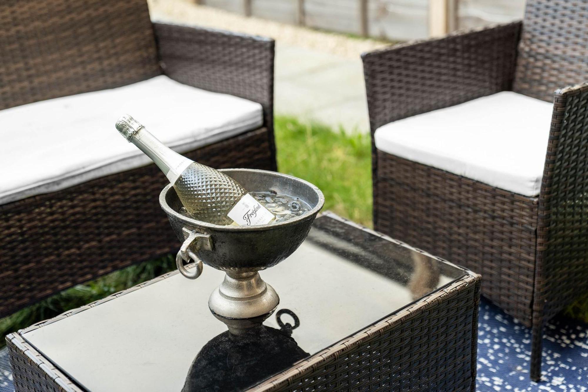Holiday home Luxury 4 Bed House With En-suite, Games Room, Bbq, On-site Parking By Azura Nights