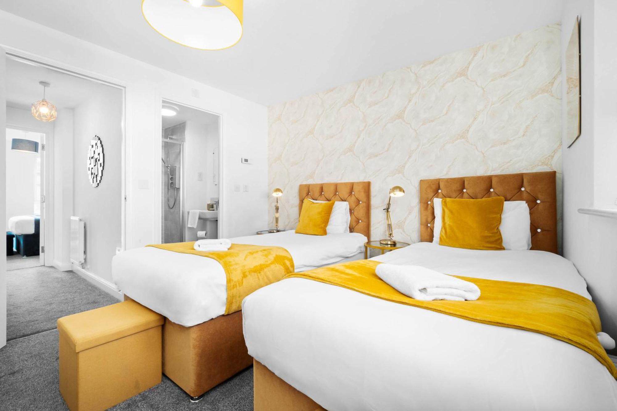 Luxury 4 Bed House With En-suite, Games Room, Bbq, On-site Parking By Azura Nights Holiday home *