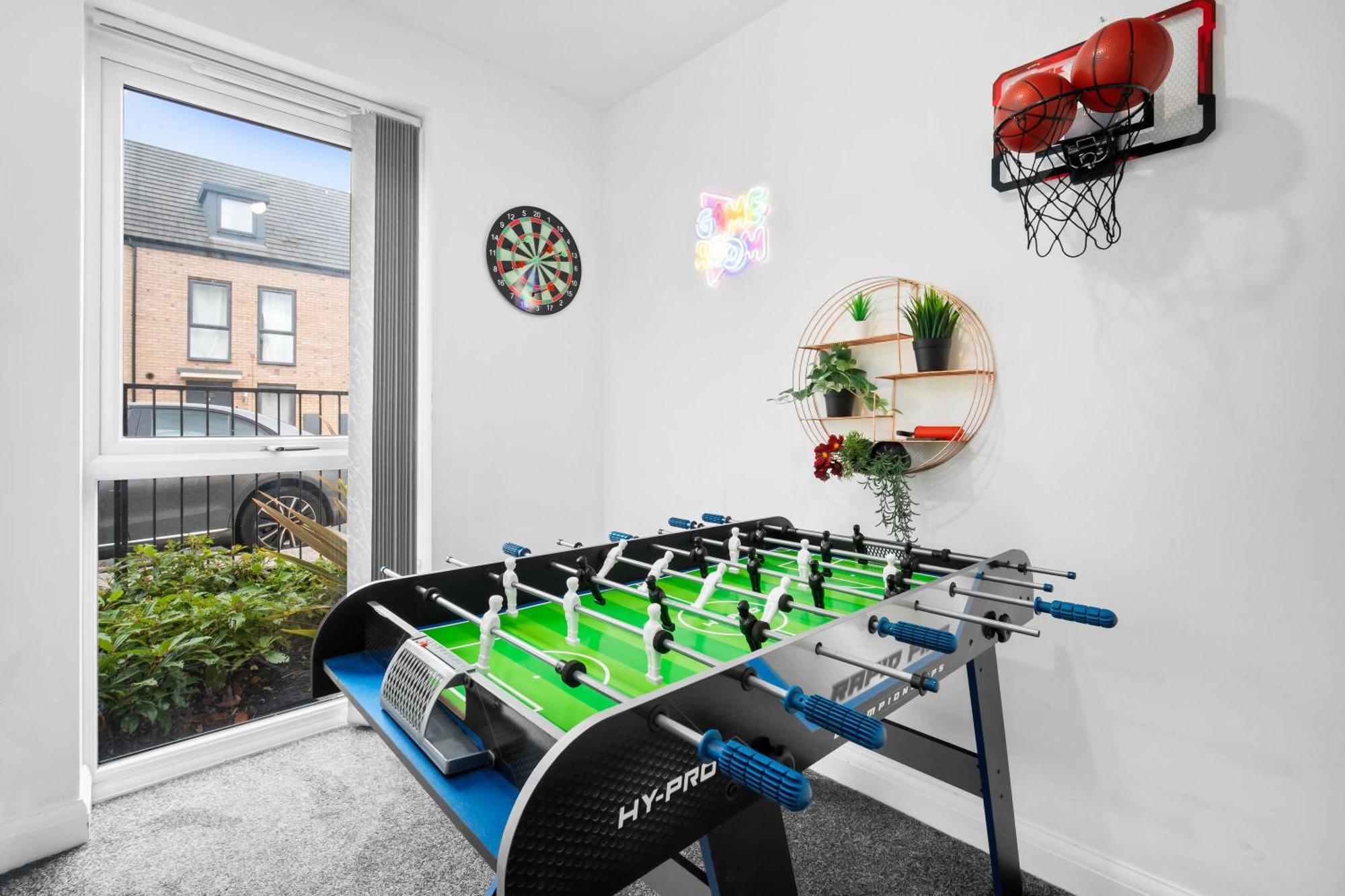 Holiday home Luxury 4 Bed House With En-suite, Games Room, Bbq, On-site Parking By Azura Nights