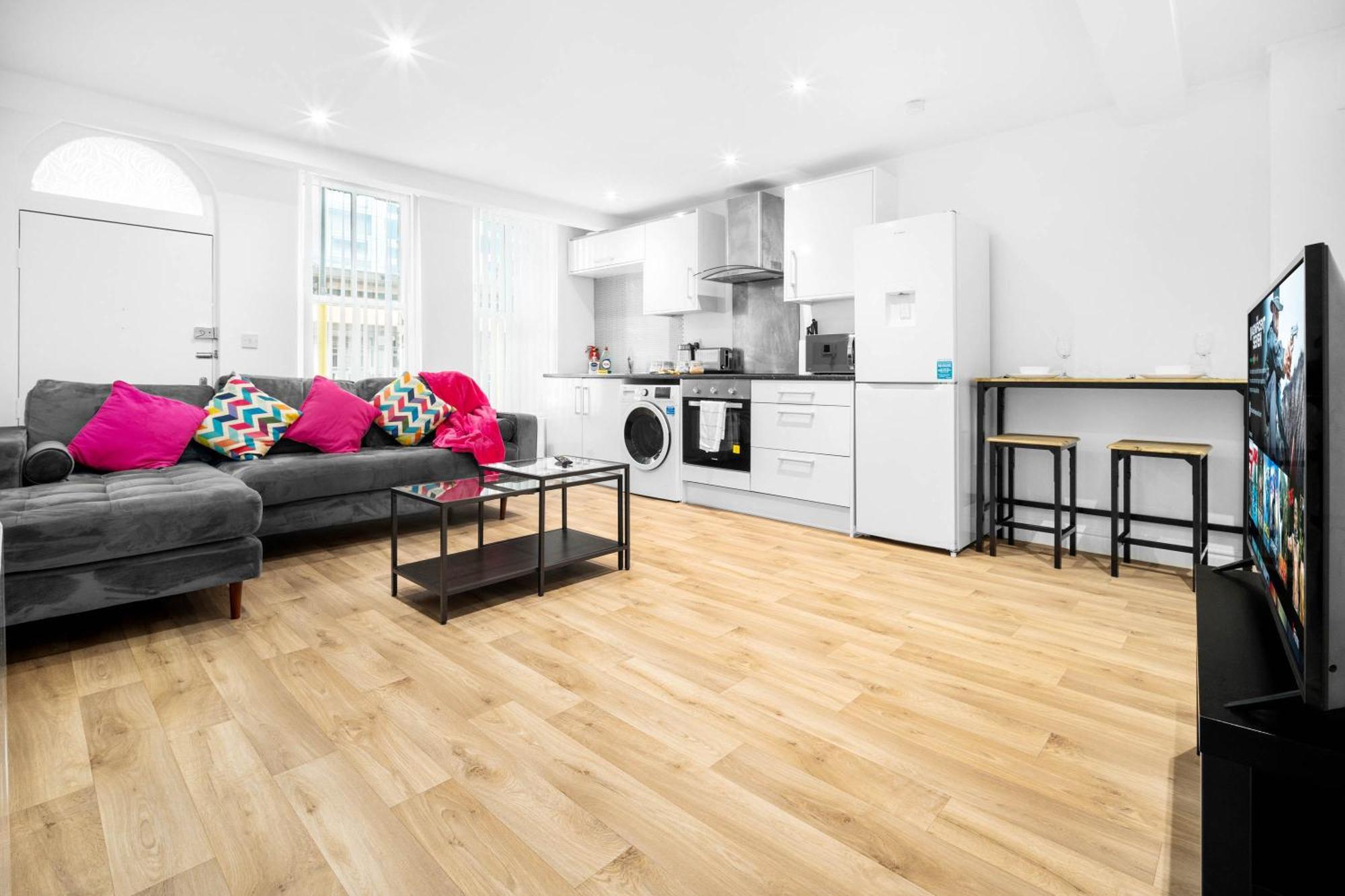 Two Bedroom Apartment- One Choice Stays- Jq *