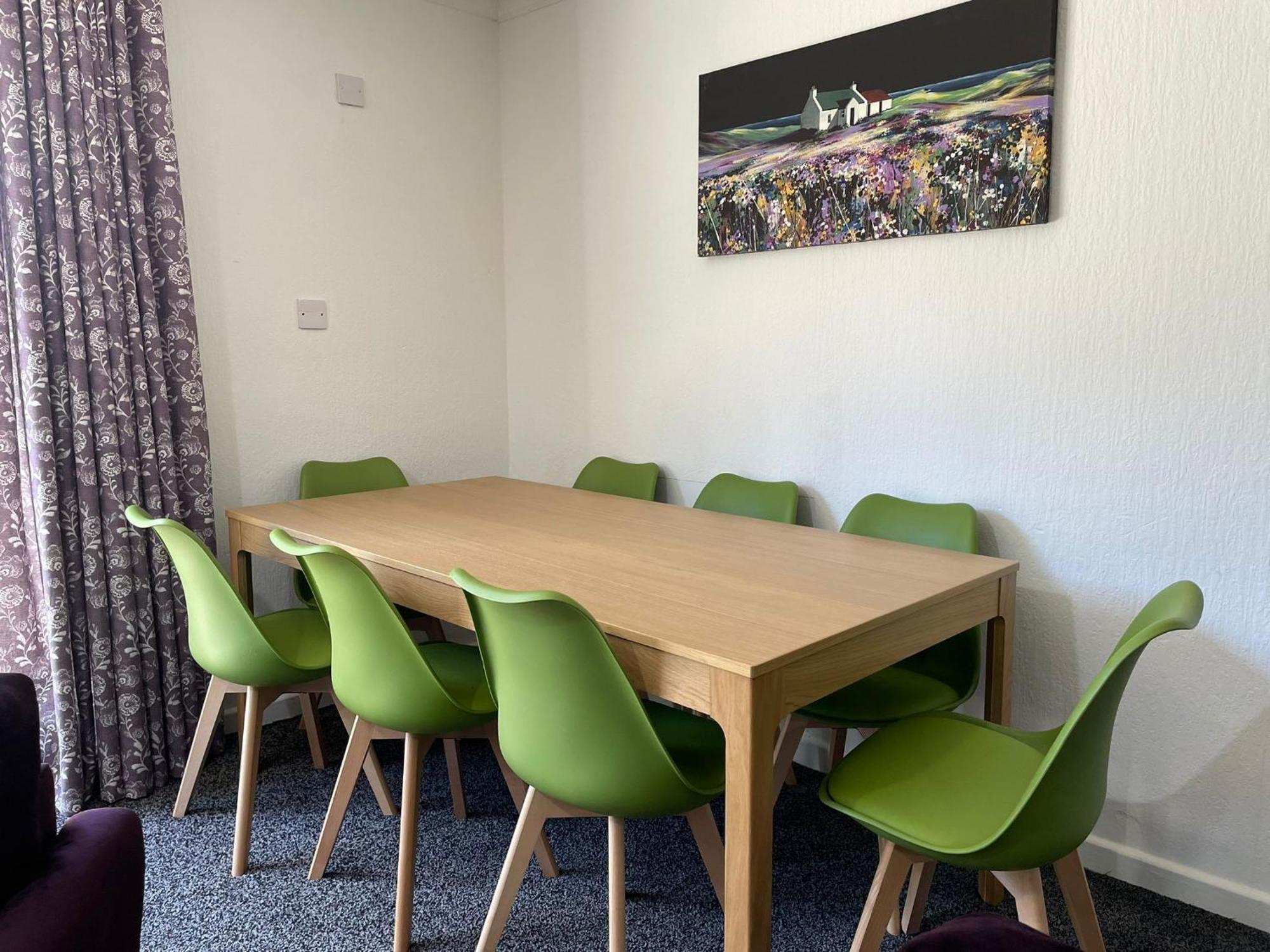 Birch, 7 Large Bedrm, Sleeps 14 Holiday home Birmingham