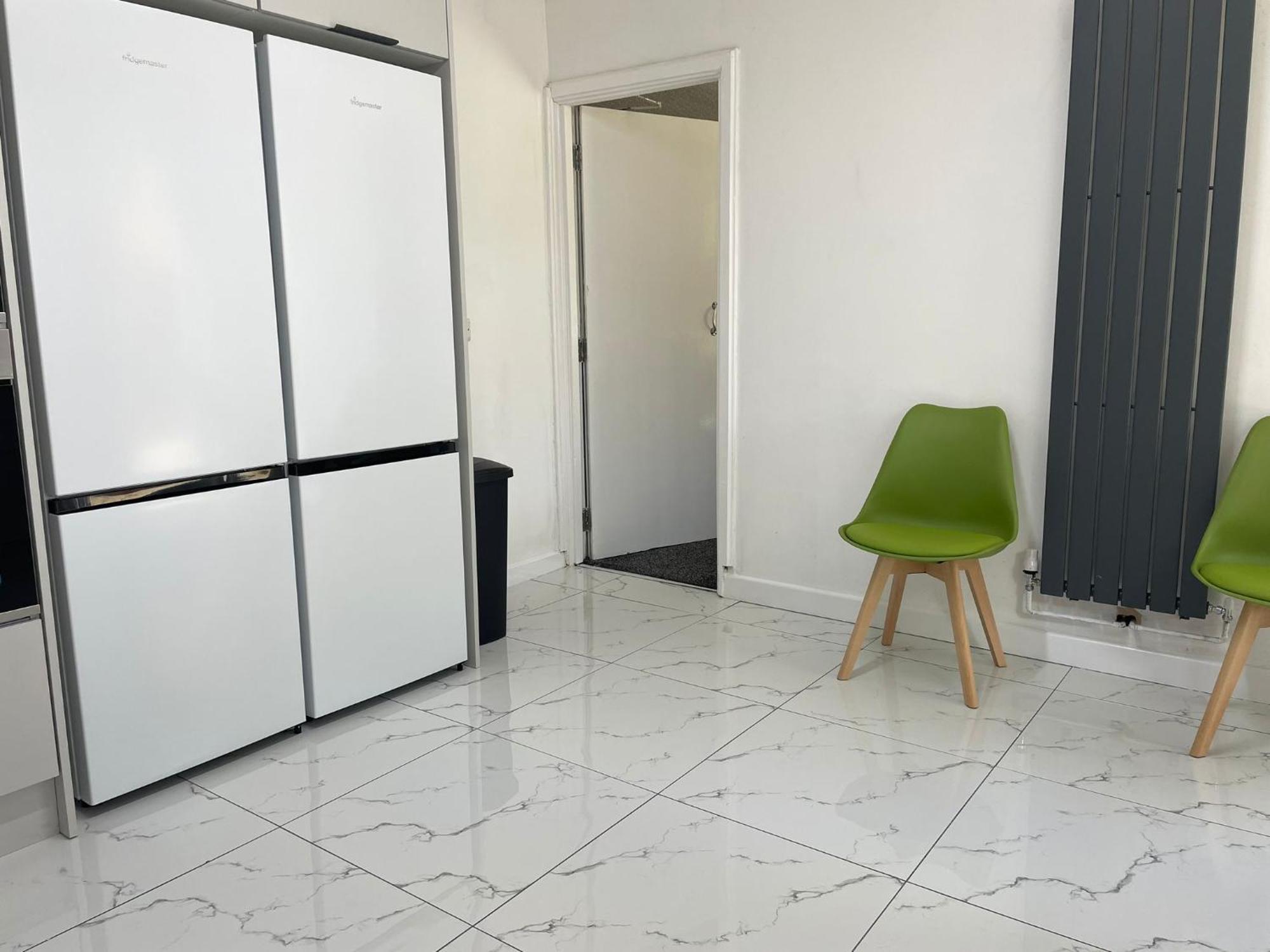 Birch, 7 Large Bedrm, Sleeps 14 Holiday home Birmingham