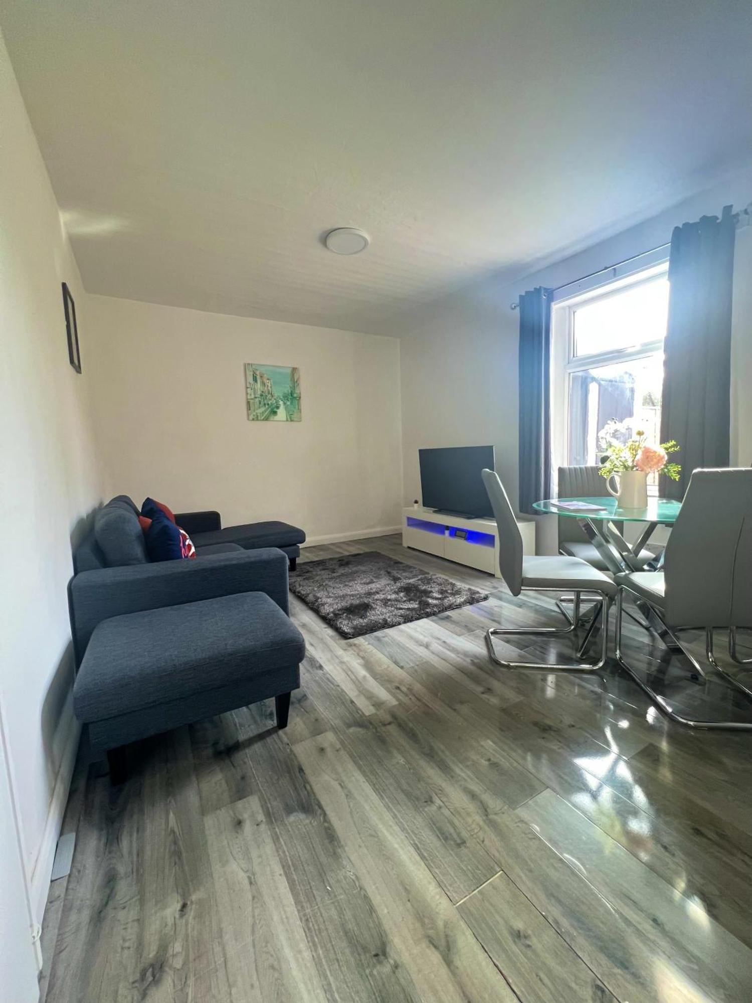 4 Brh For Large Group Holiday home