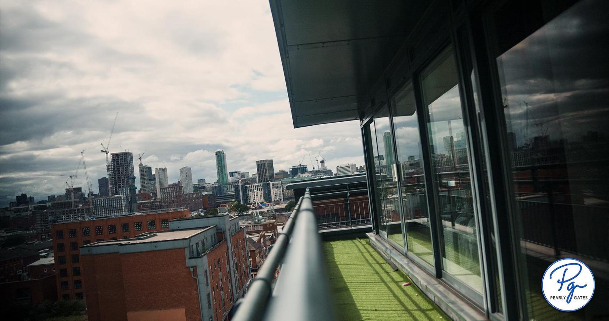 Penthouse - Amazing Skyline Views - Free Parking - Balcony - Utilita Arena - New St Station - Bullring Shopping Apartment *