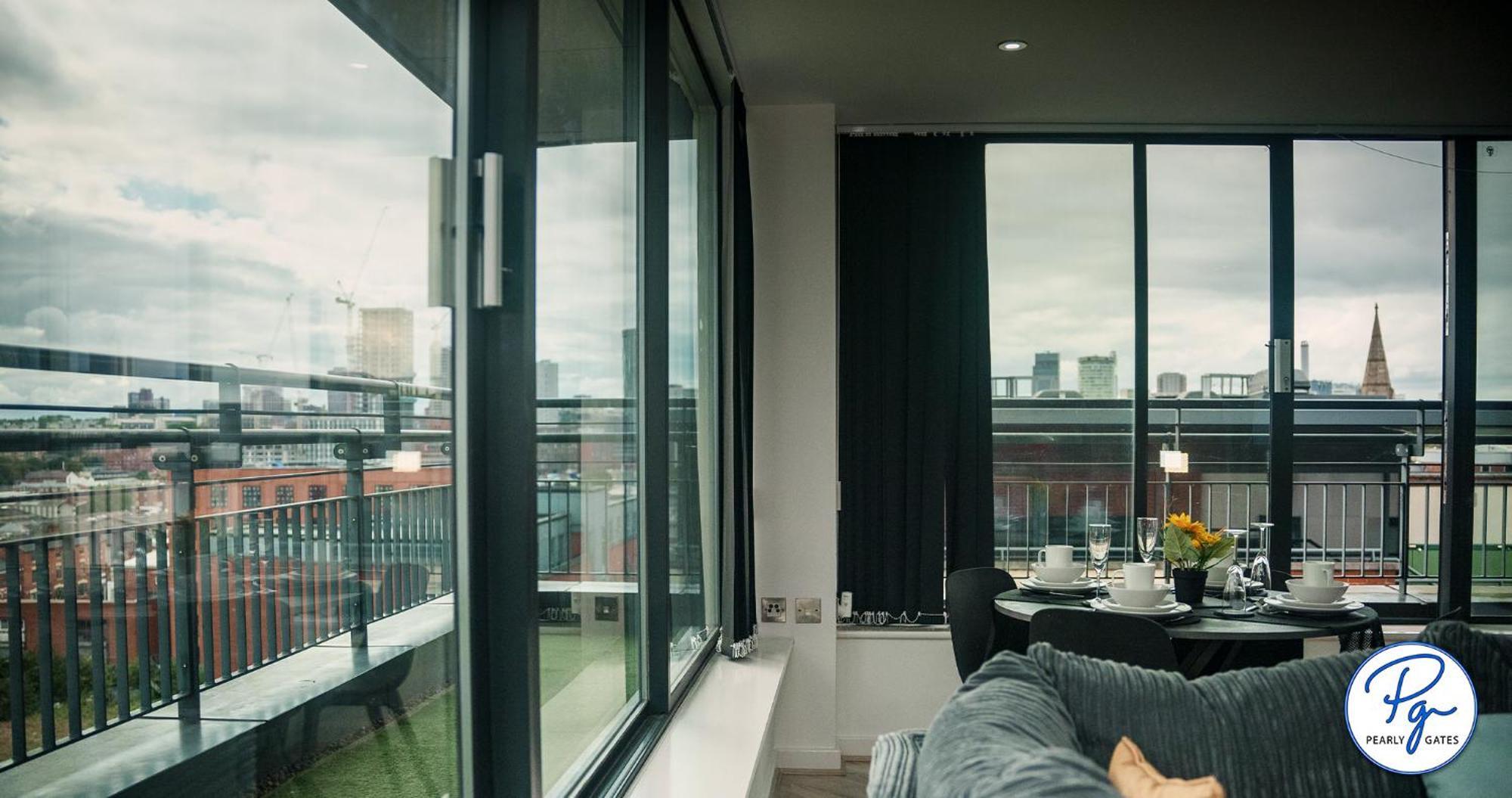 Apartment Penthouse - Amazing Skyline Views - Free Parking - Balcony - Utilita Arena - New St Station - Bullring Shopping