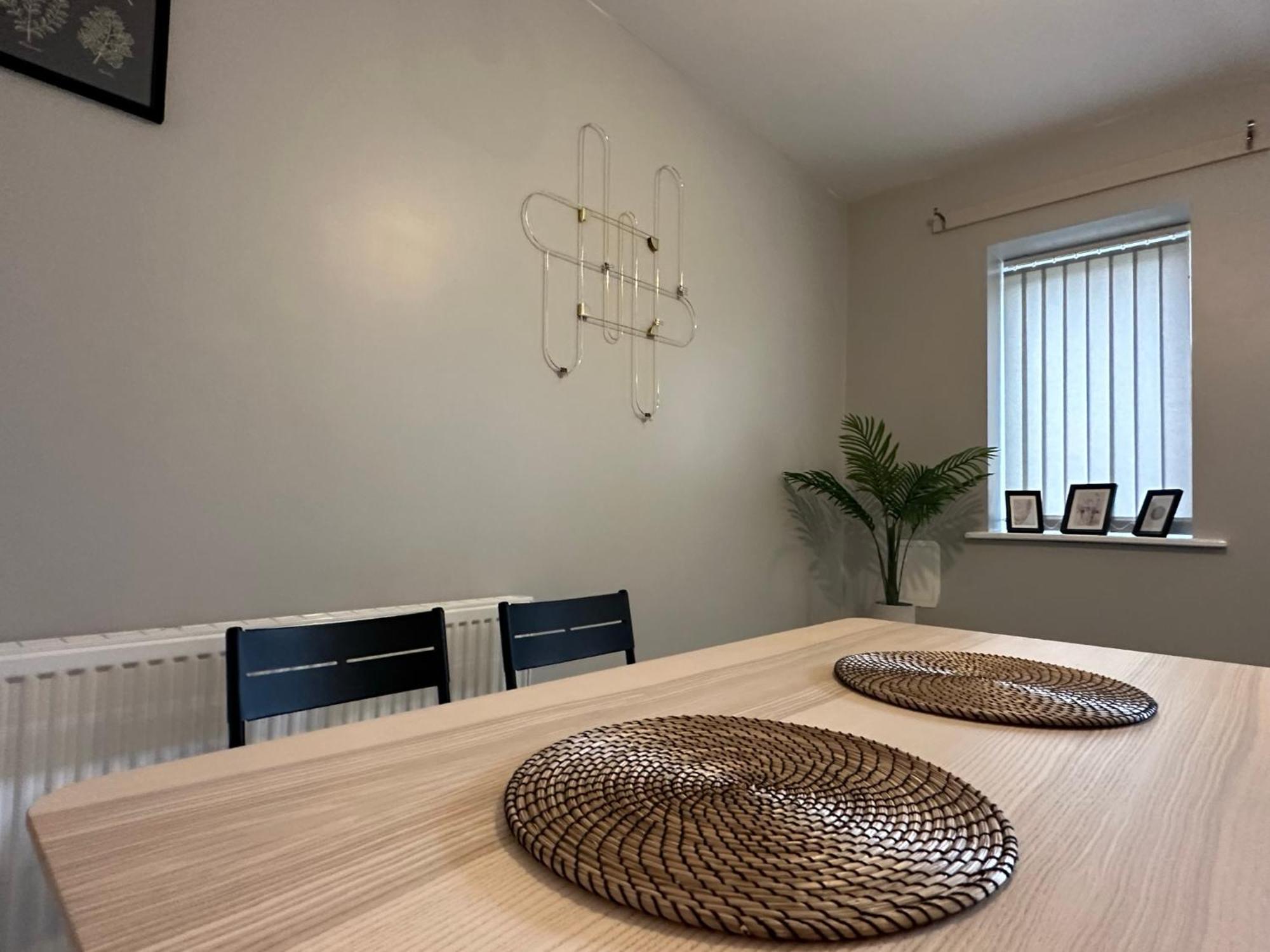 New Stylish House - Sleeps 7 - Free Parking - Contractors Welcome - Wifi *