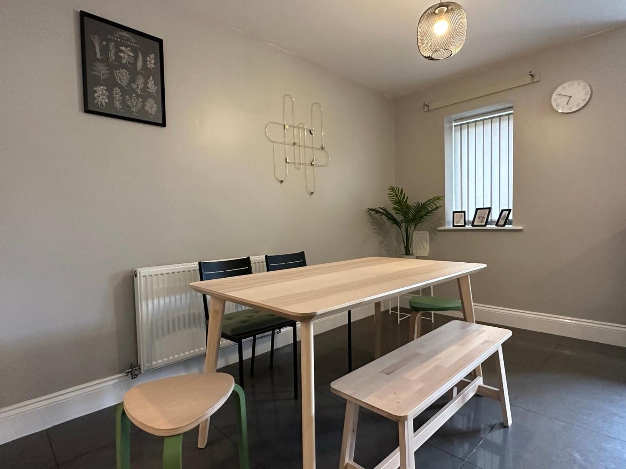 New Stylish House - Sleeps 7 - Free Parking - Contractors Welcome - Wifi