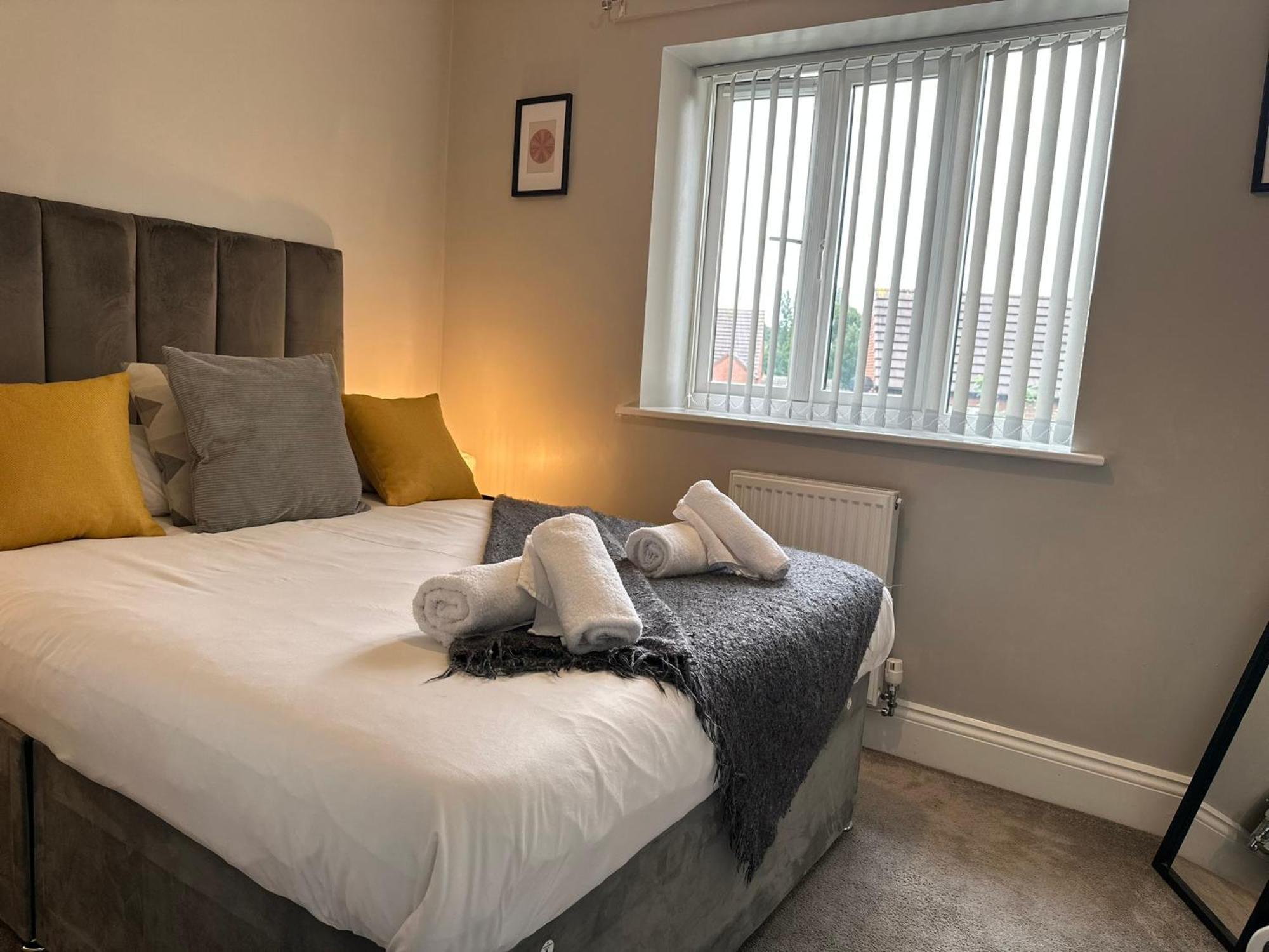 New Stylish House - Sleeps 7 - Free Parking - Contractors Welcome - Wifi Holiday home *