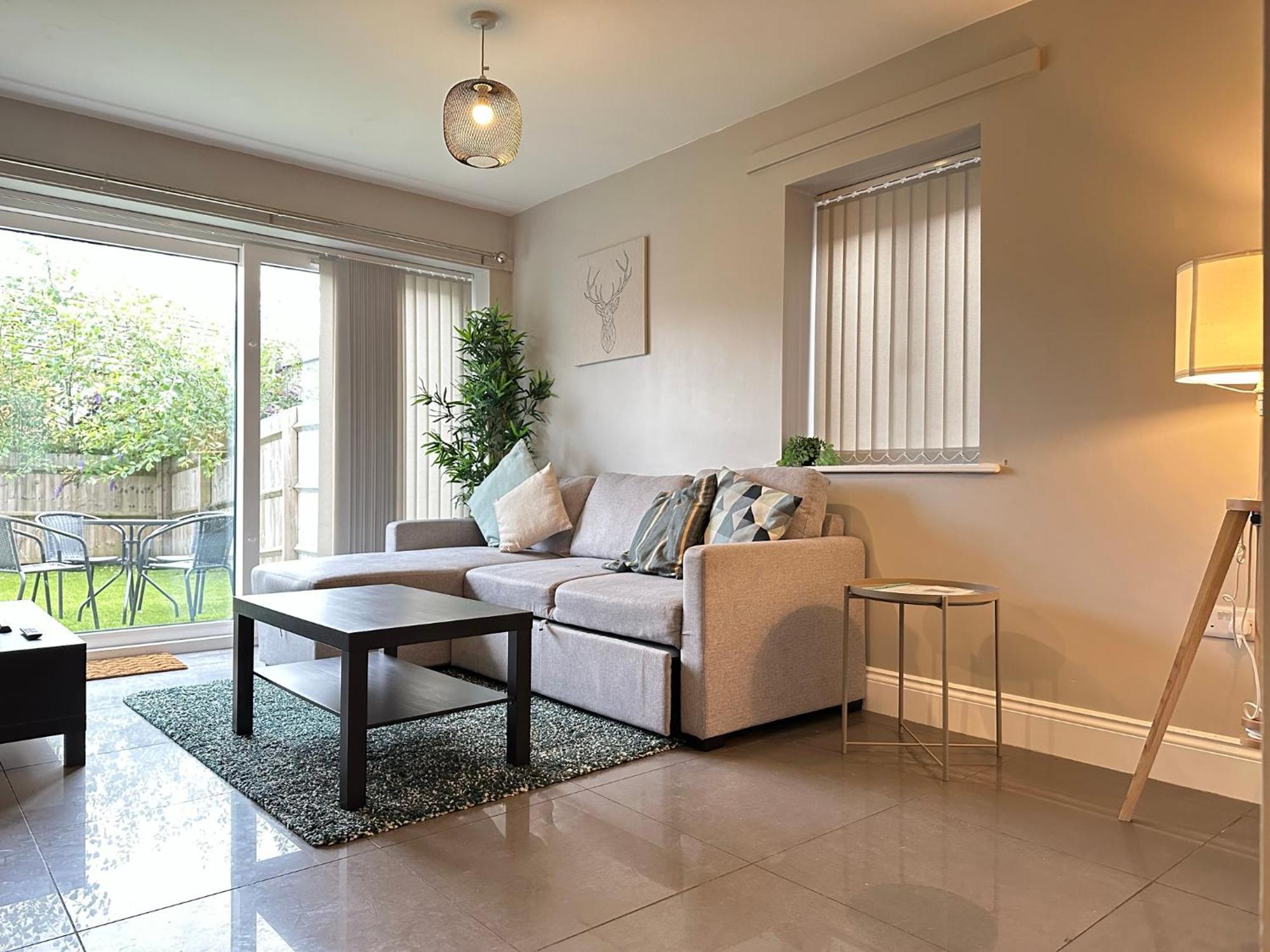New Stylish House - Sleeps 7 - Free Parking - Contractors Welcome - Wifi Holiday home