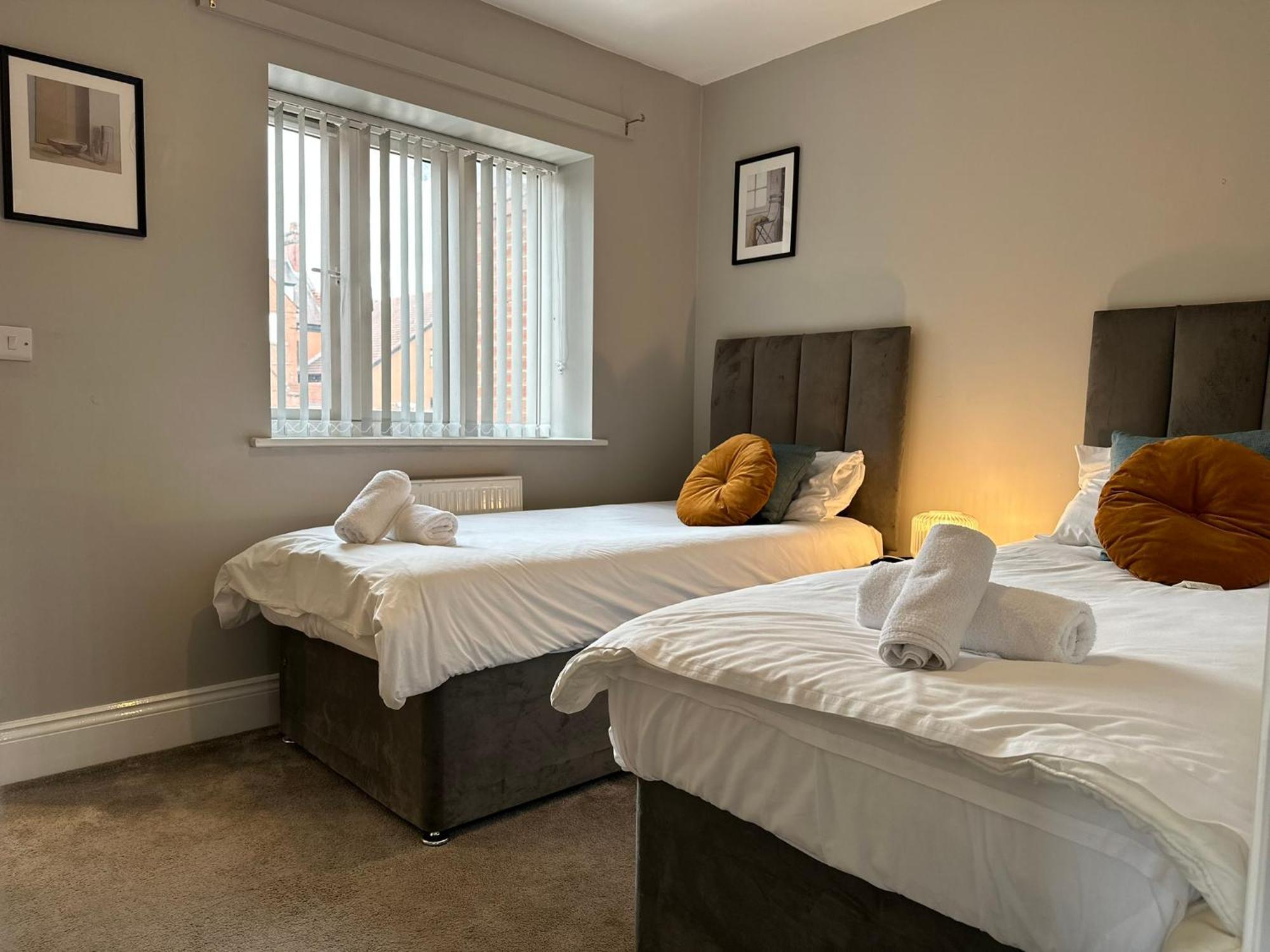 New Stylish House - Sleeps 7 - Free Parking - Contractors Welcome - Wifi Holiday home Birmingham