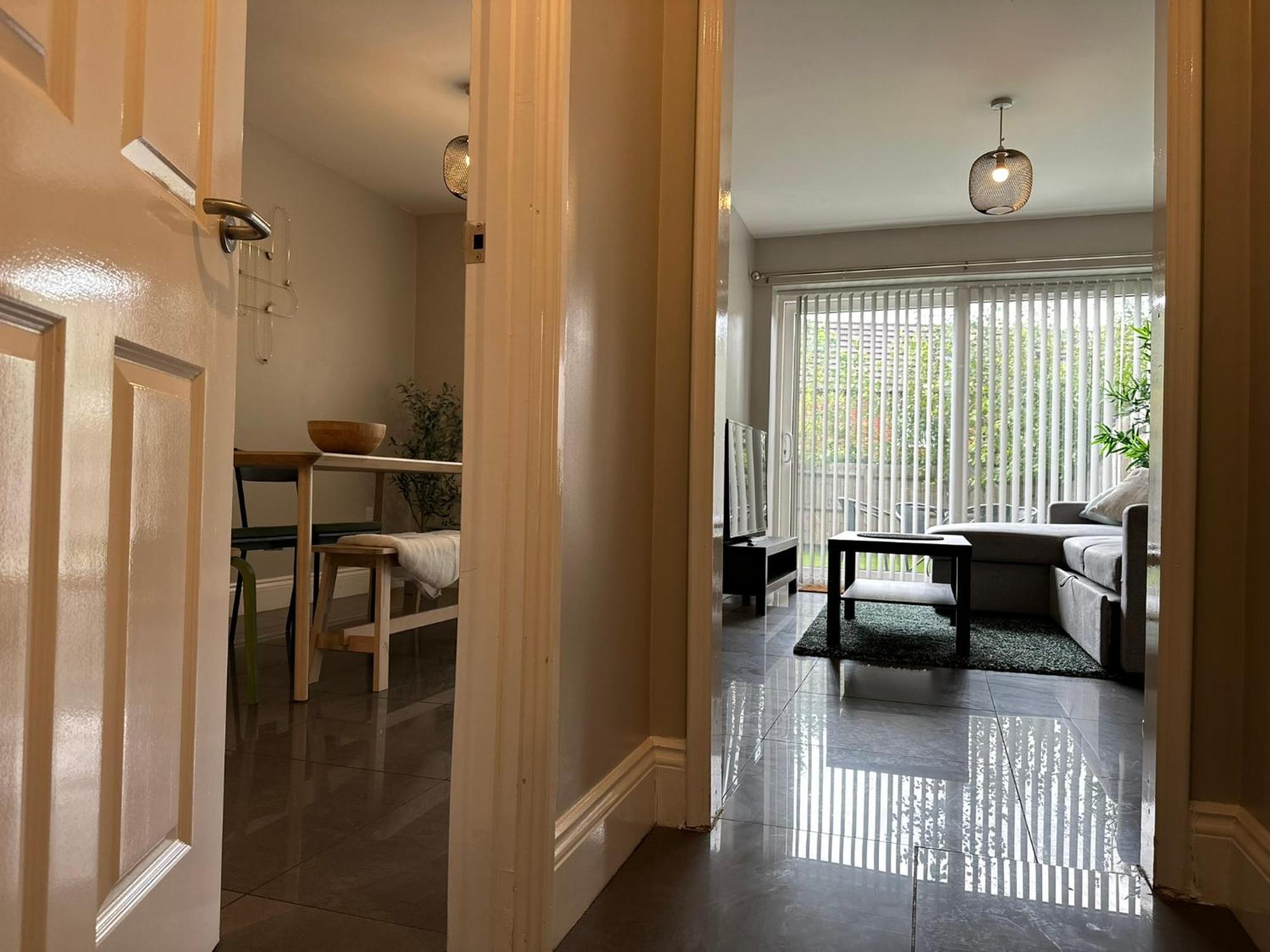 New Stylish House - Sleeps 7 - Free Parking - Contractors Welcome - Wifi Holiday home