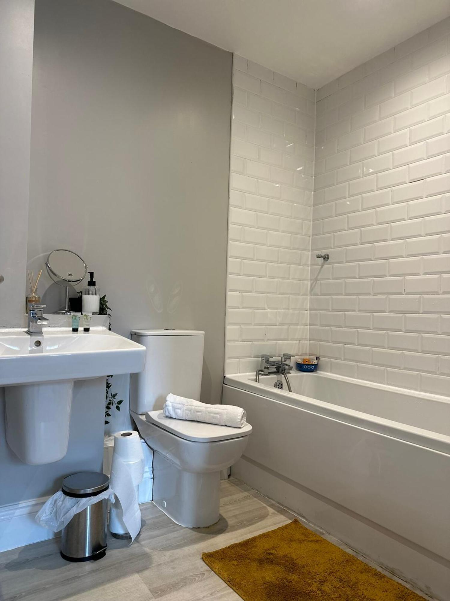 Holiday home New Stylish House - Sleeps 7 - Free Parking - Contractors Welcome - Wifi *