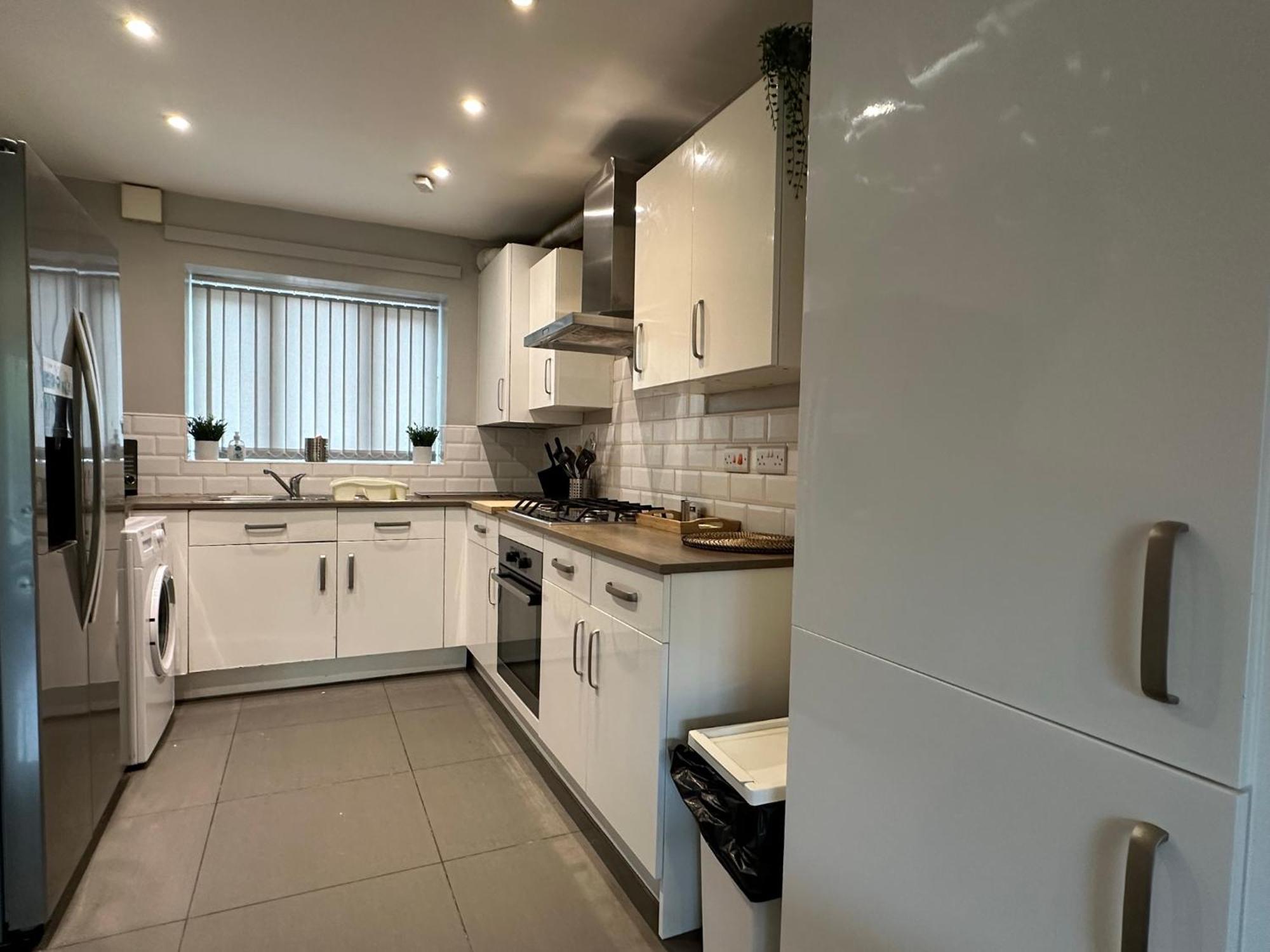 New Stylish House - Sleeps 7 - Free Parking - Contractors Welcome - Wifi