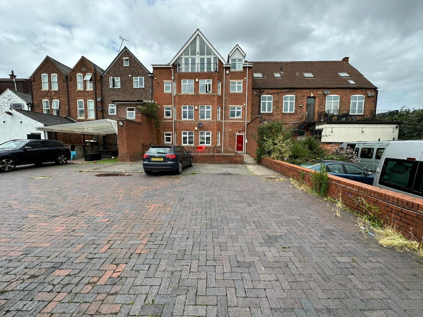 Apartment One Bedroom Aston B6 -parking- Sleeps 4 *