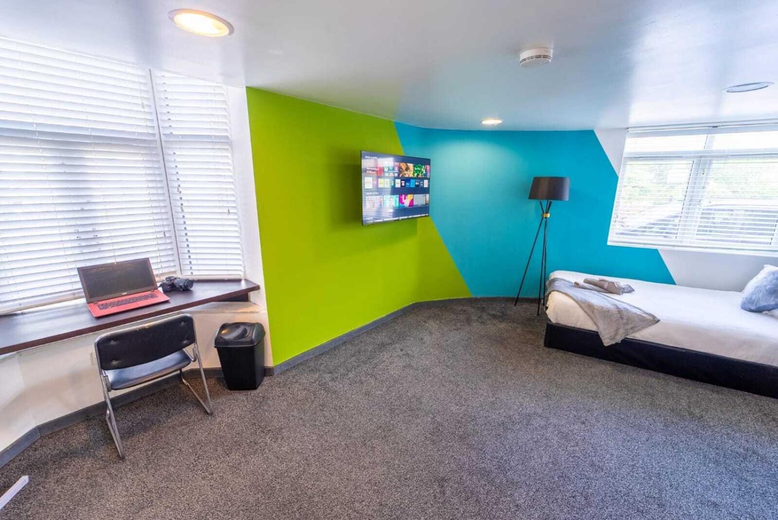 Sa Equipped 10 Mins From Centre And Next To Uob! Guest house