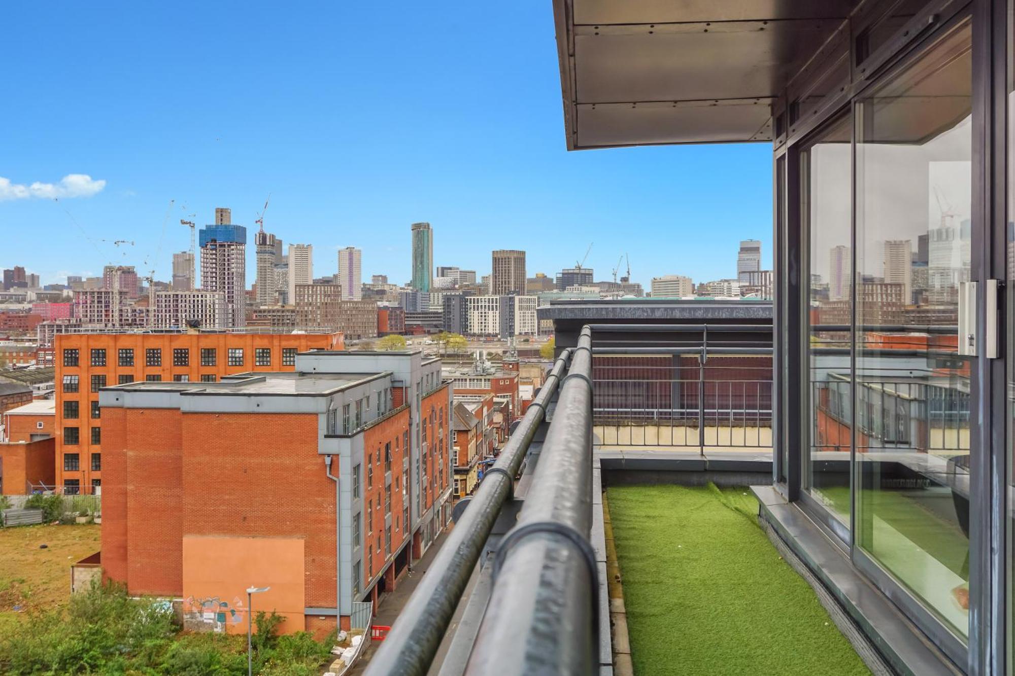 Penthouse - Amazing Skyline Views - Free Parking - Balcony - Utilita Arena - New St Station - Bullring Shopping Apartment *