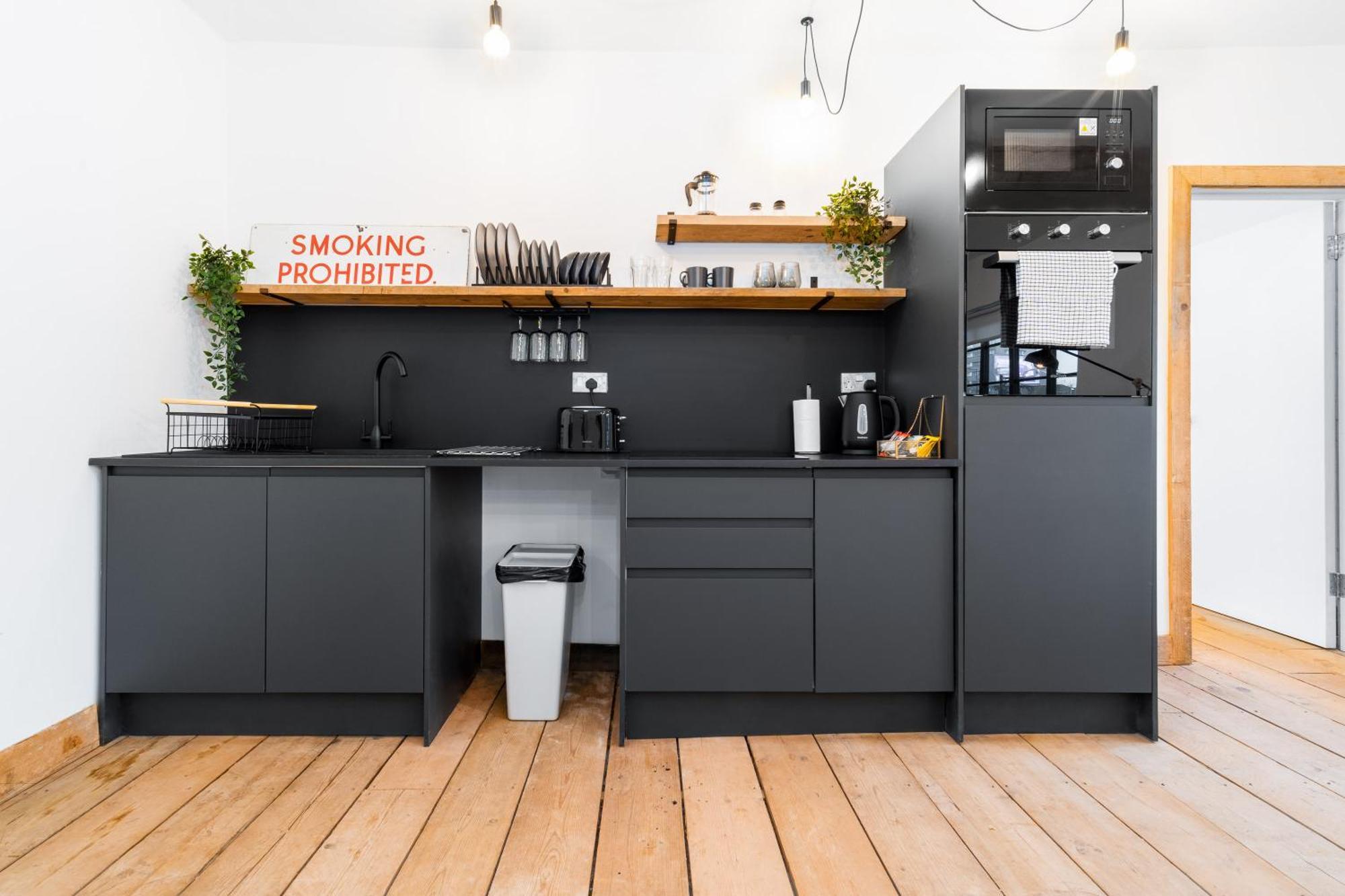 Centre - Loft Style - Free Wifi & Netflix - On Street Parking - 1nt *