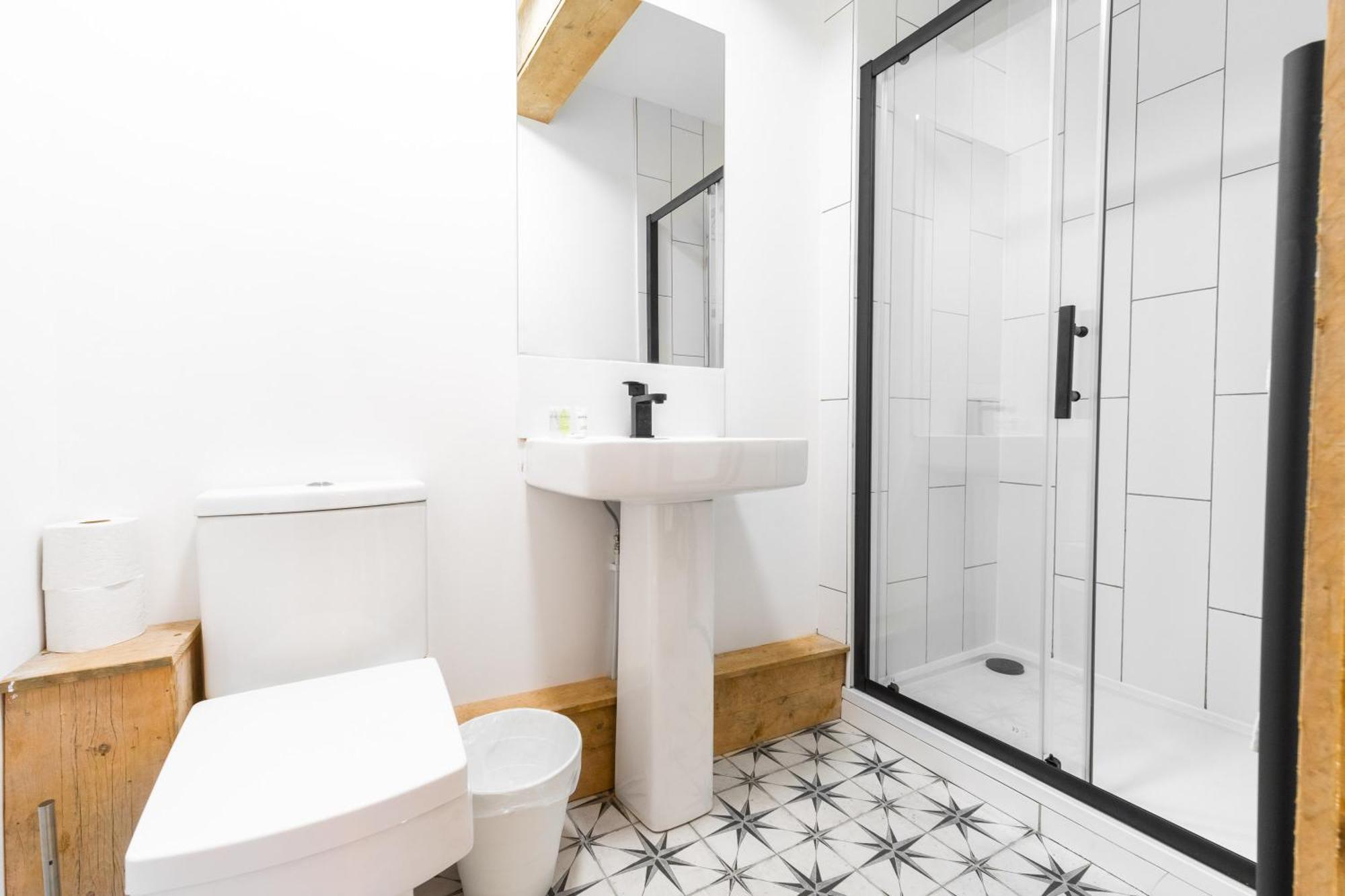 Centre - Loft Style - Free Wifi & Netflix - On Street Parking - 1nt