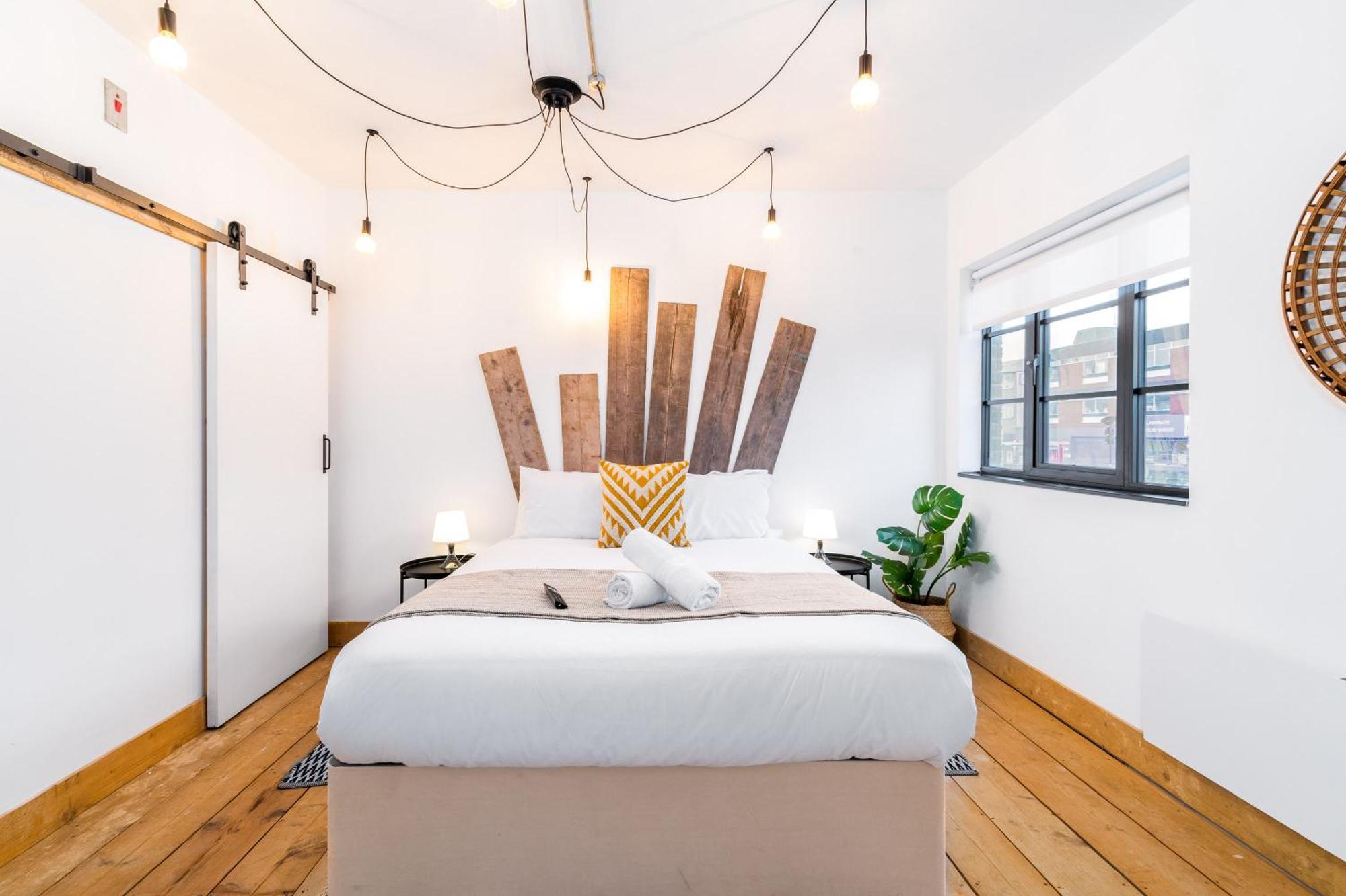 Centre - Loft Style - Free Wifi & Netflix - On Street Parking - 1nt *