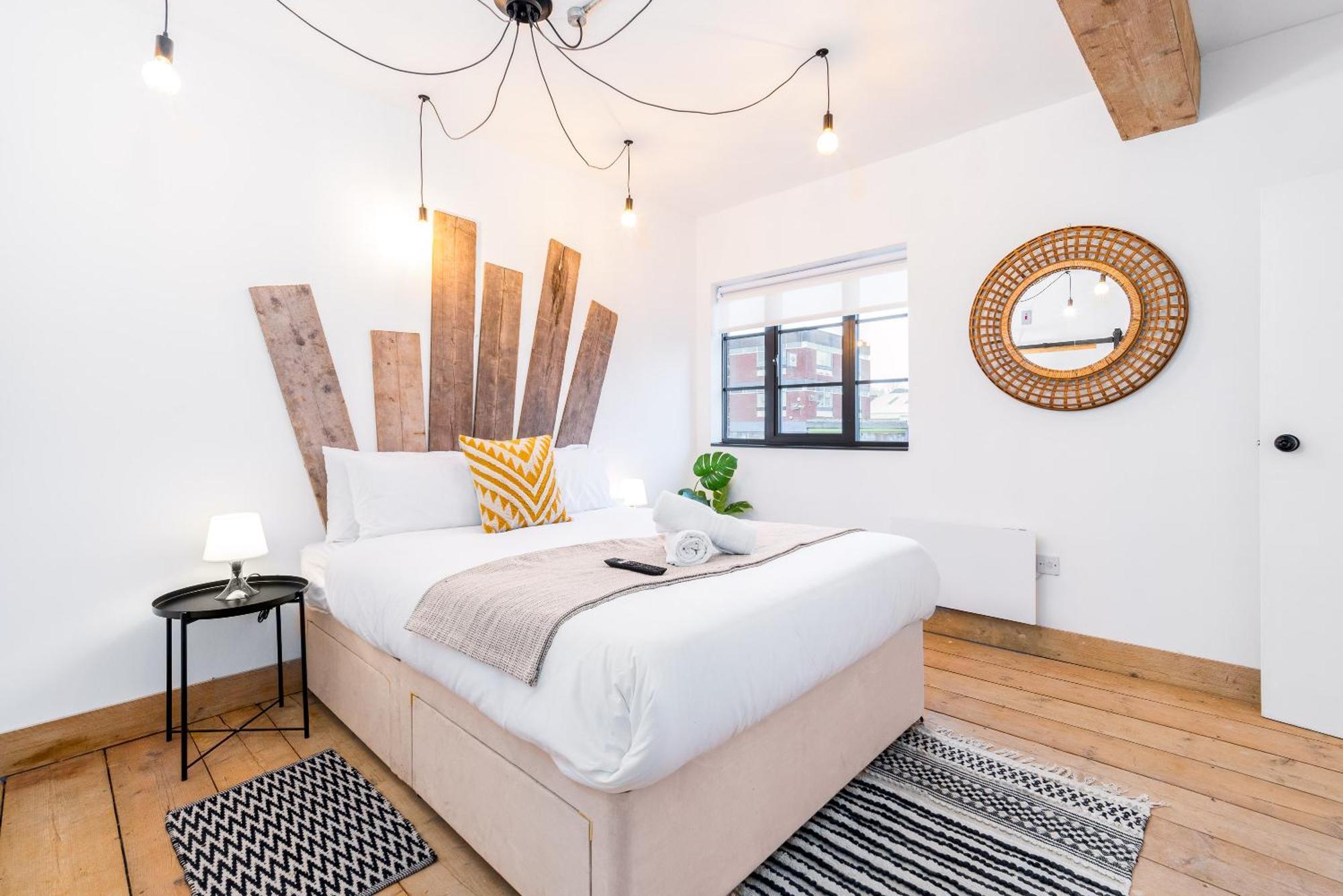 Centre - Loft Style - Free Wifi & Netflix - On Street Parking - 1nt * Birmingham