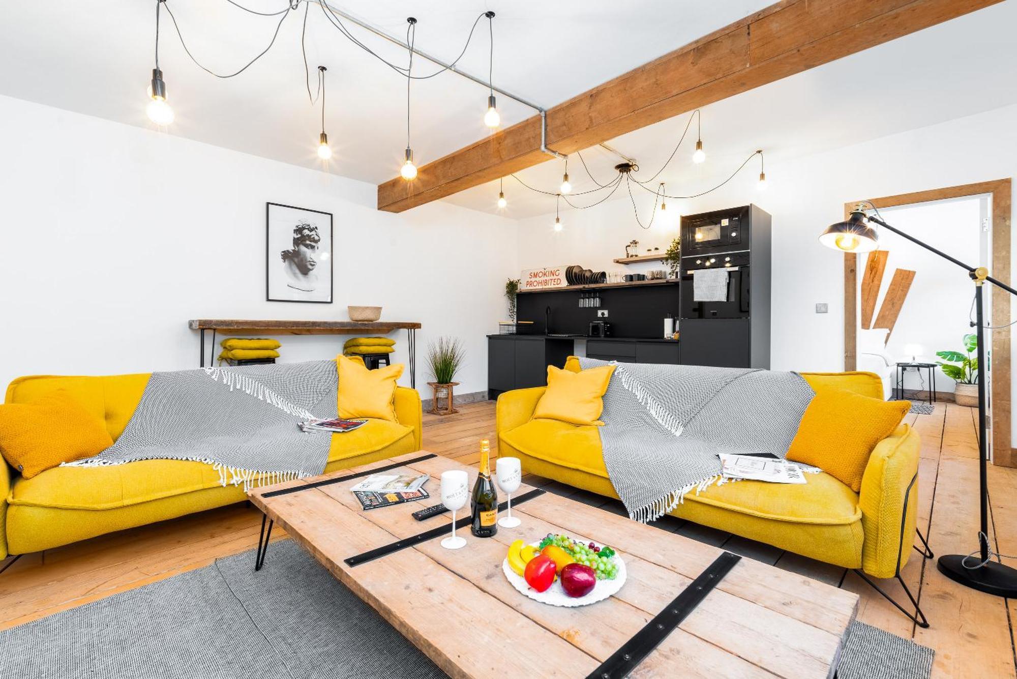 Apartment Centre - Loft Style - Free Wifi & Netflix - On Street Parking - 1nt *