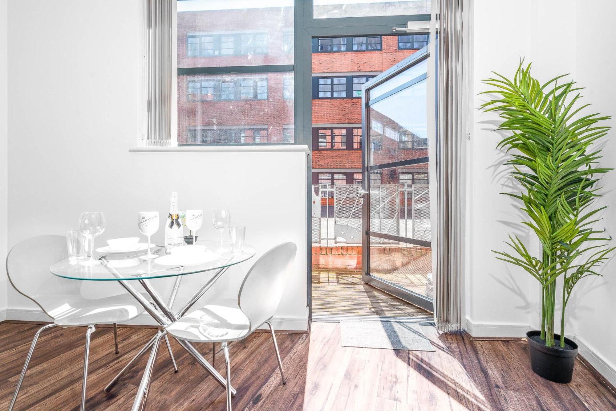 Centre - Cosy - Balcony - Free Netflix & Wifi 139k *