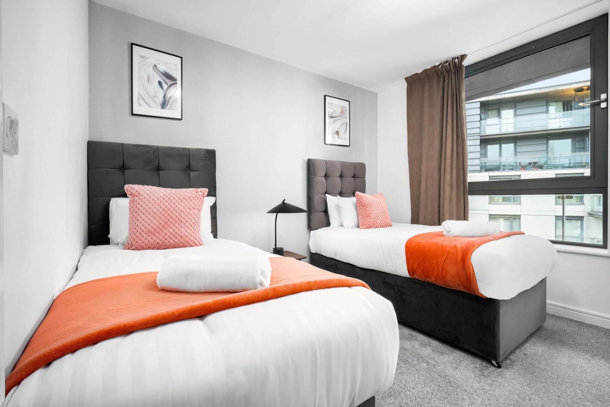 Apartment Luxury Centre - 2 Bedroom - Balcony - Rated - 377p *