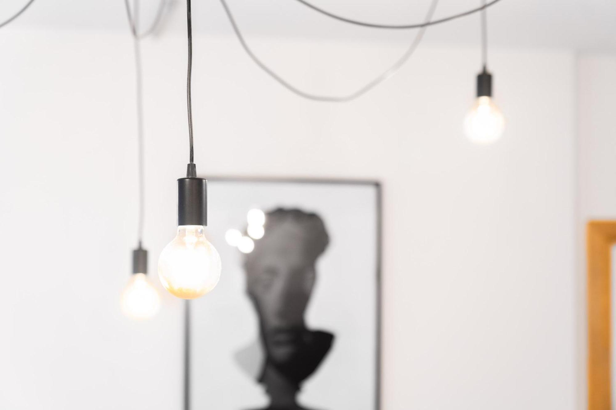 Centre - Loft Style - Free Wifi & Netflix - On Street Parking - 1nt *