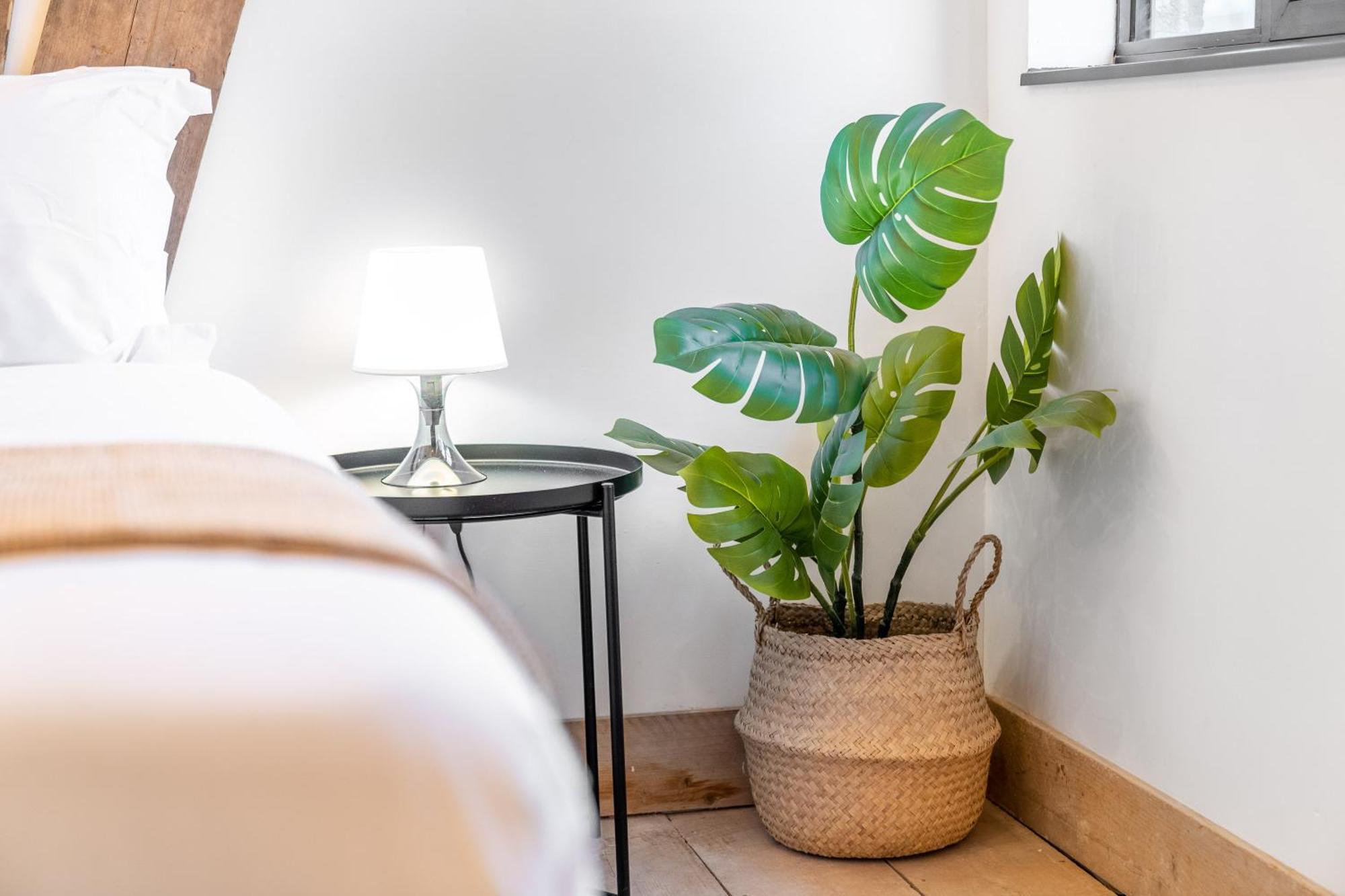 Centre - Loft Style - Free Wifi & Netflix - On Street Parking - 1nt Apartment *