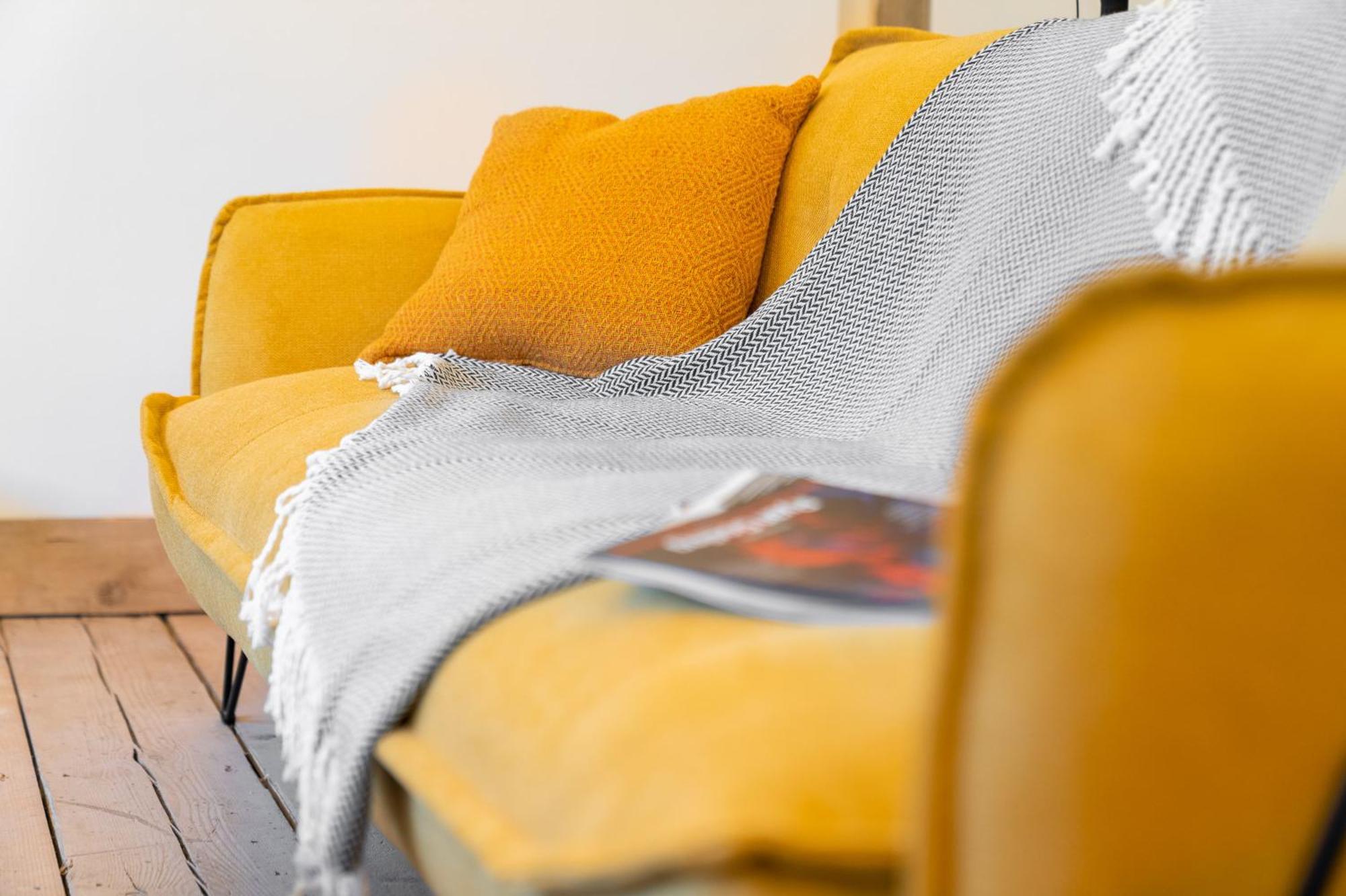 Centre - Loft Style - Free Wifi & Netflix - On Street Parking - 1nt *