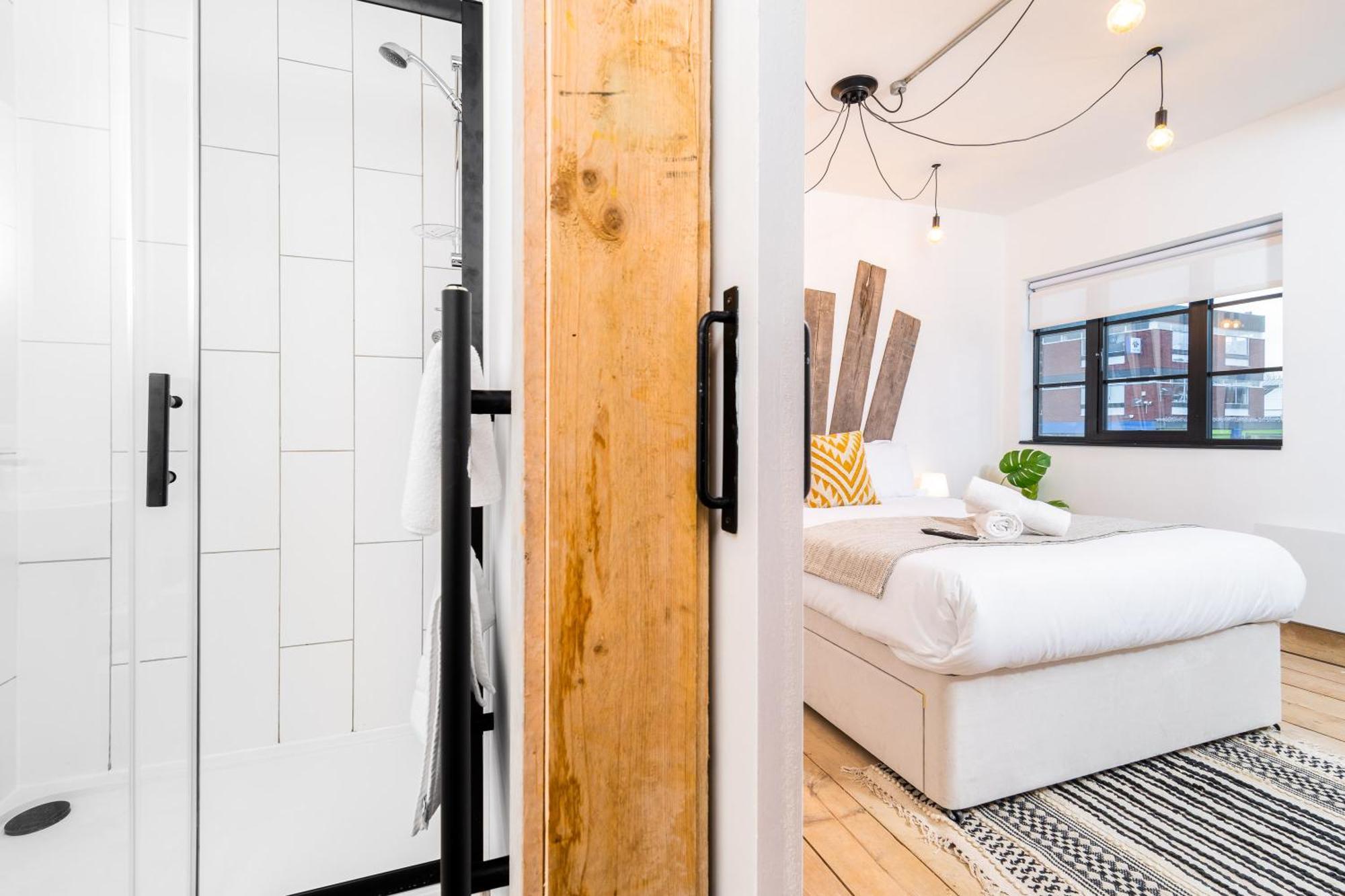 Centre - Loft Style - Free Wifi & Netflix - On Street Parking - 1nt Birmingham