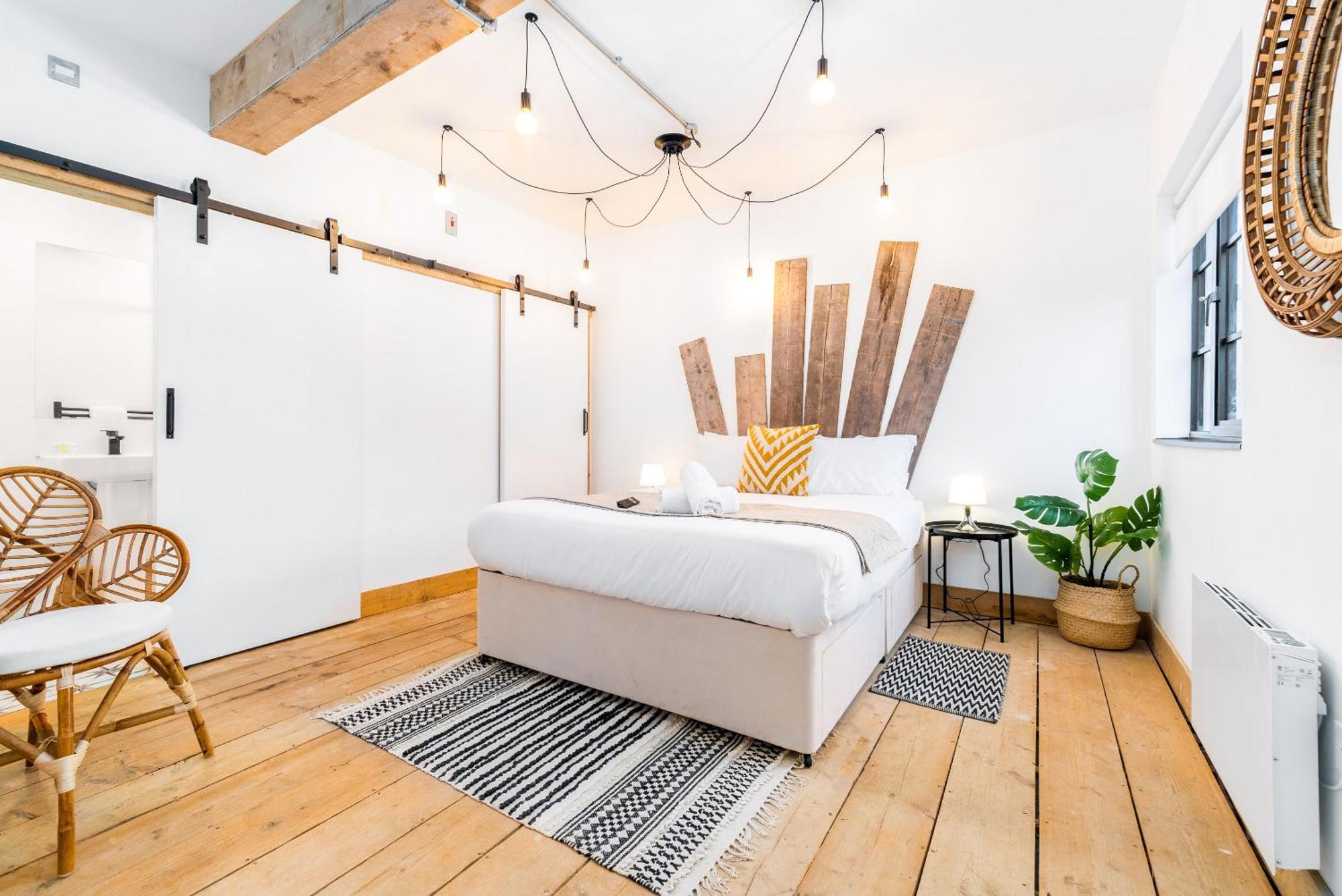 Centre - Loft Style - Free Wifi & Netflix - On Street Parking - 1nt Apartment