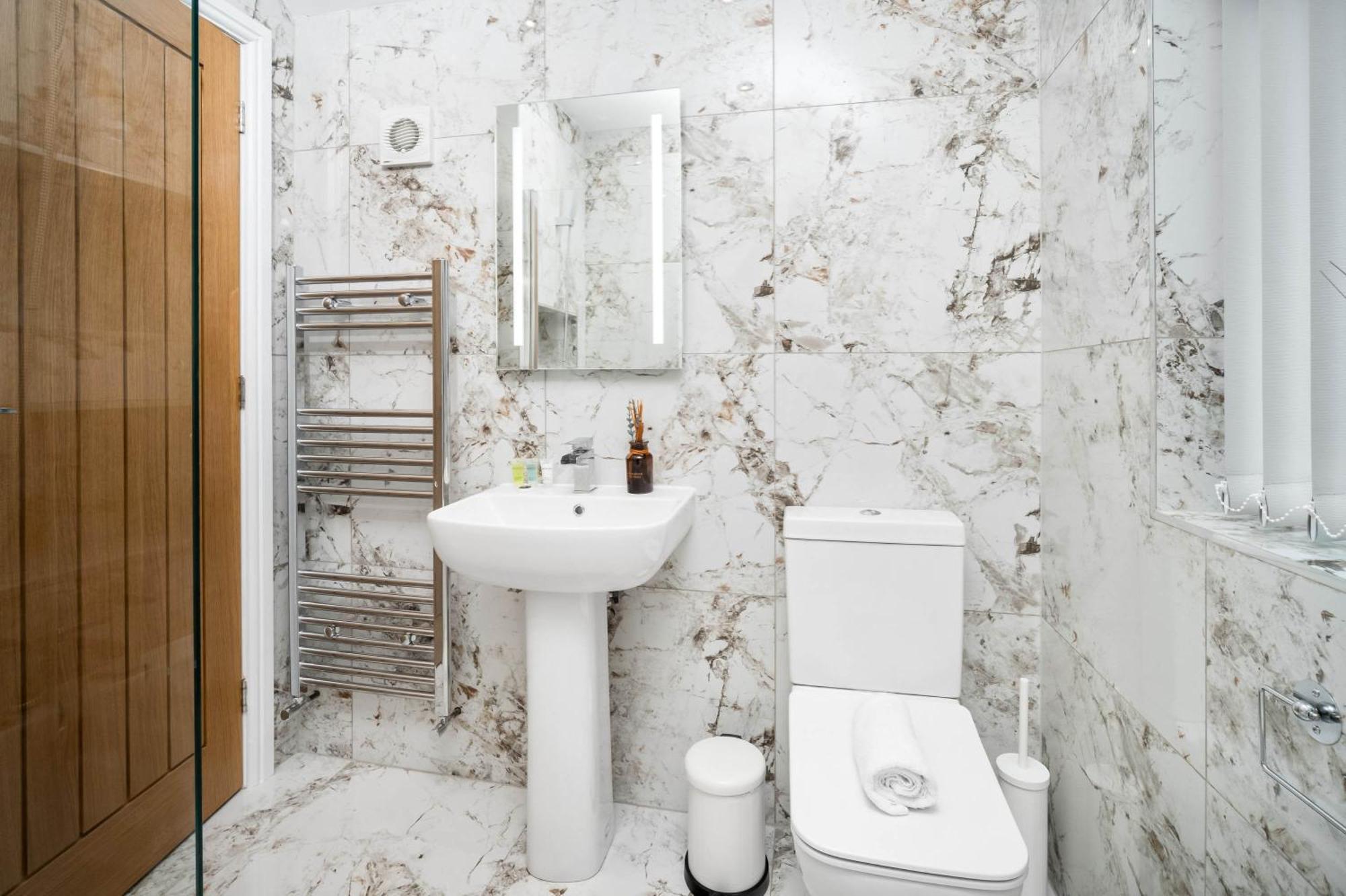 Luxury 4 Bedroom House - Harborne - Rated - Parking - Garden - 6co Holiday home *