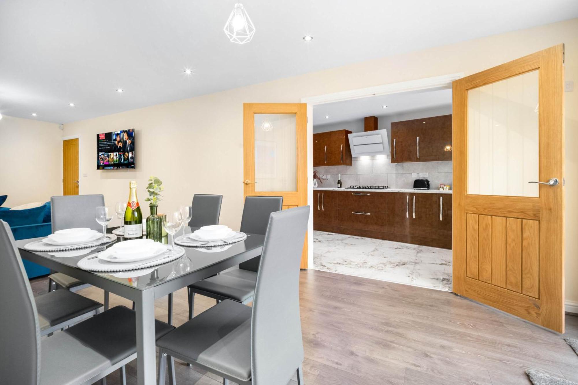 Luxury 4 Bedroom House - Harborne - Rated - Parking - Garden - 6co Holiday home *