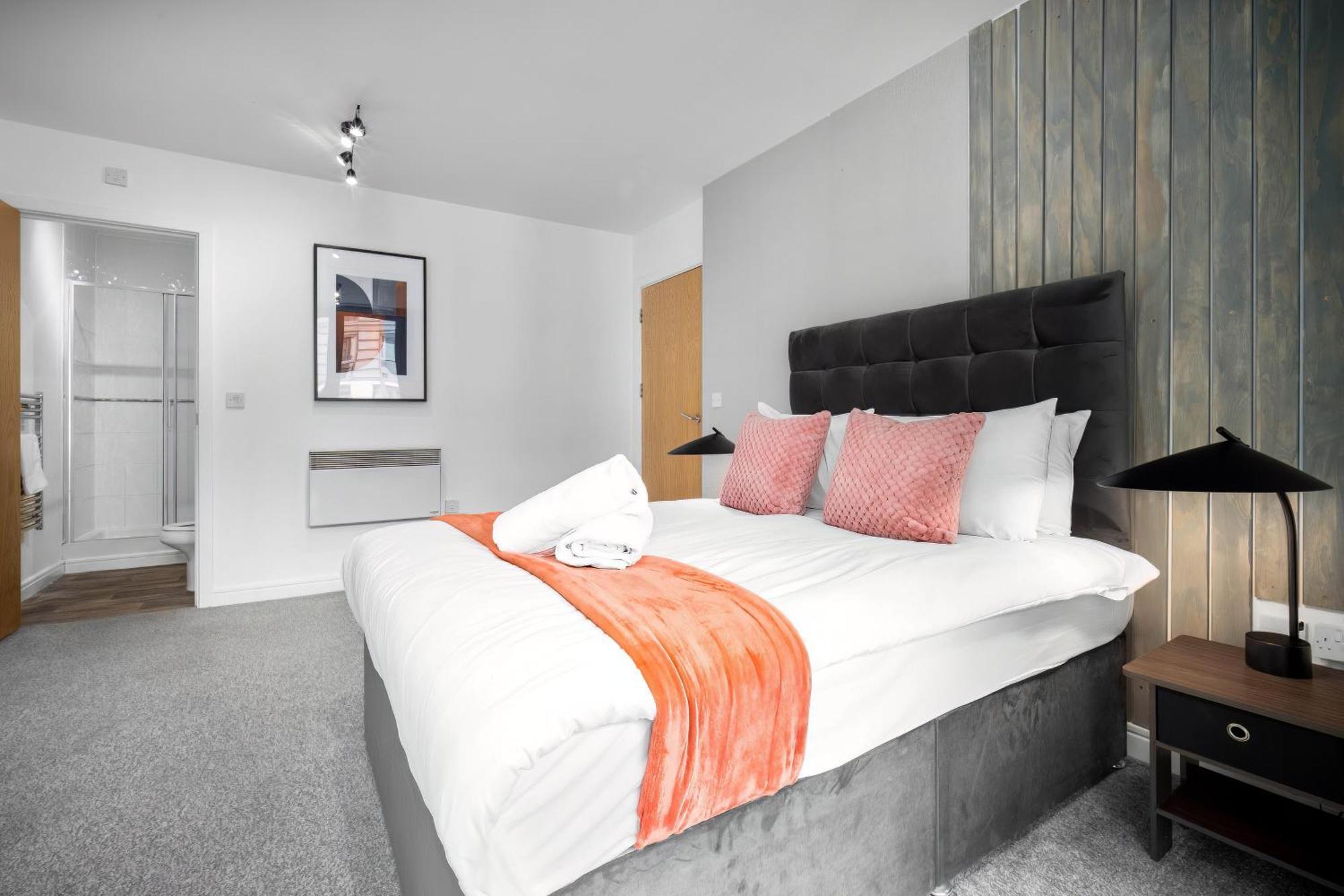 Apartment Luxury Centre - 2 Bedroom - Balcony - Rated - 377p *