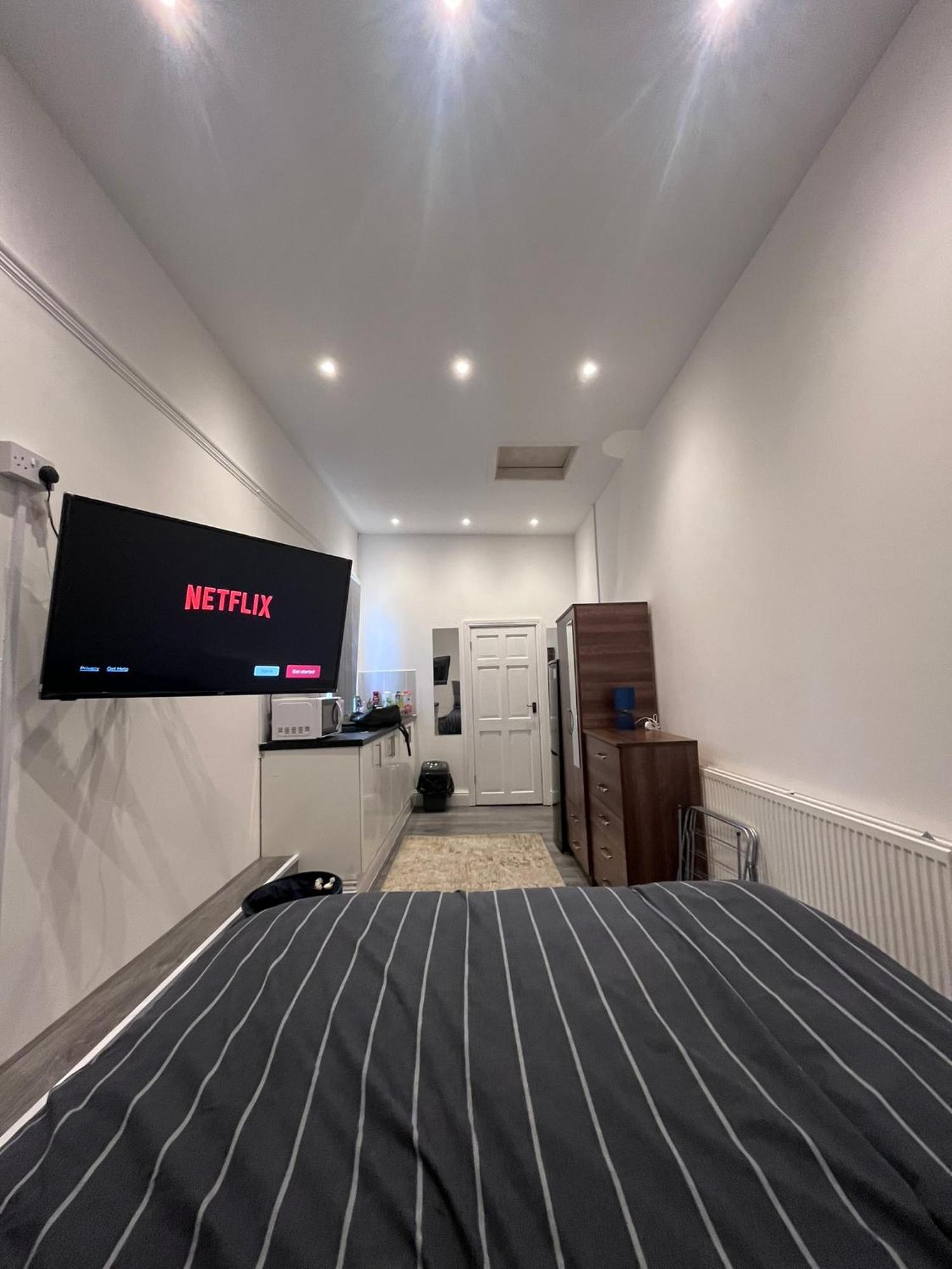 Apartment Spacious Studio Flat Near Old Talbot *