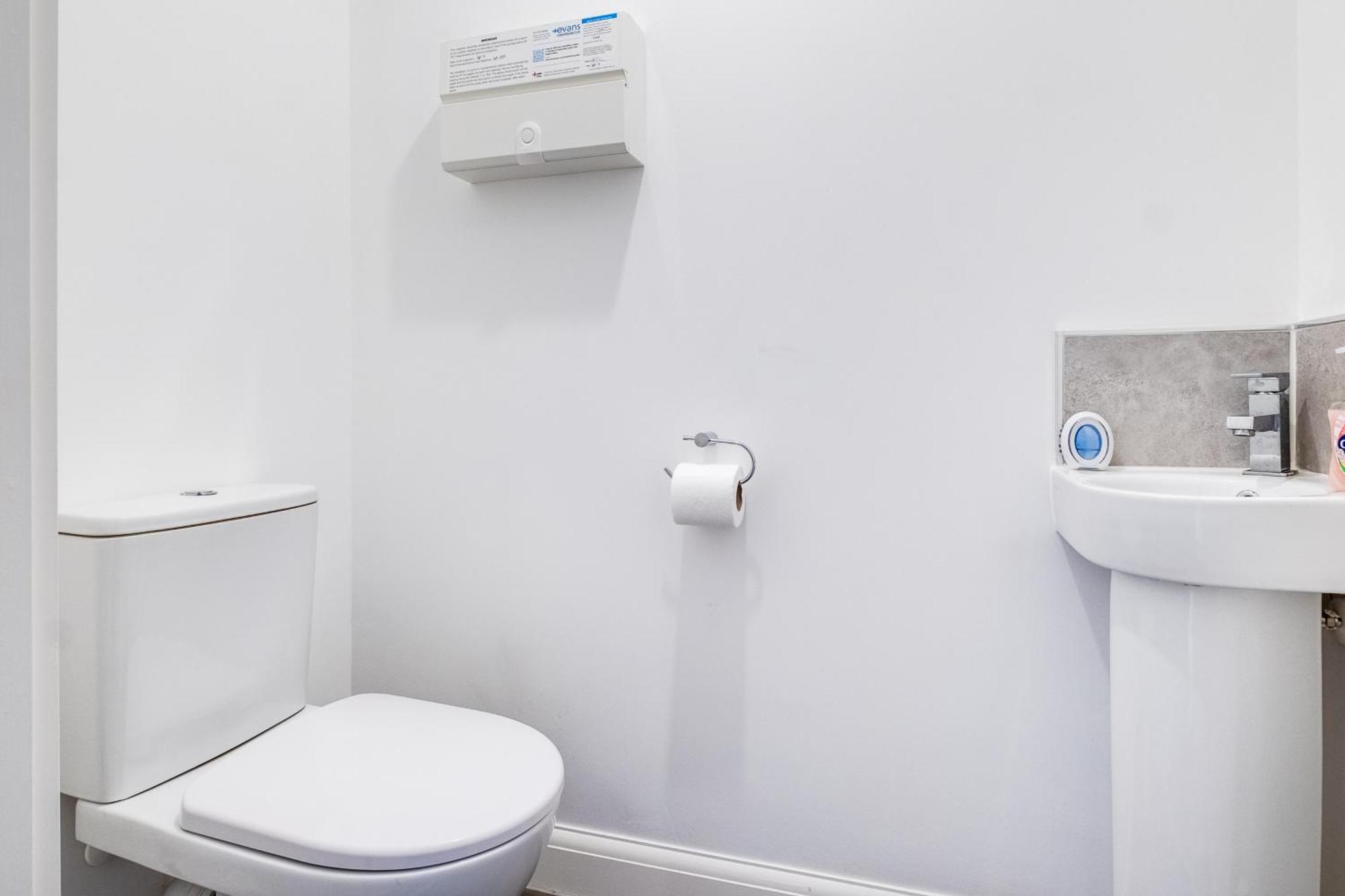 Holiday home Centre Stylish 2 Bed House ☆ Free Parking → With 55 Inch Smart Tv, Free Netflix & Wifi ✘ Comfy Seating Area - By O2 Academy, Bullring, Newstreet, Chinatown, Cube & Mailbox Birmingham
