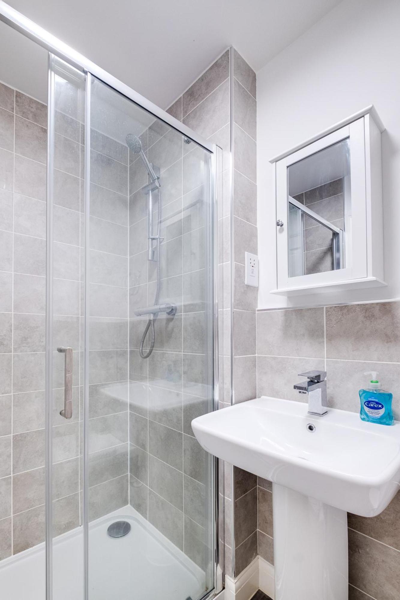 Holiday home Centre Stylish 2 Bed House ☆ Free Parking → With 55 Inch Smart Tv, Free Netflix & Wifi ✘ Comfy Seating Area - By O2 Academy, Bullring, Newstreet, Chinatown, Cube & Mailbox
