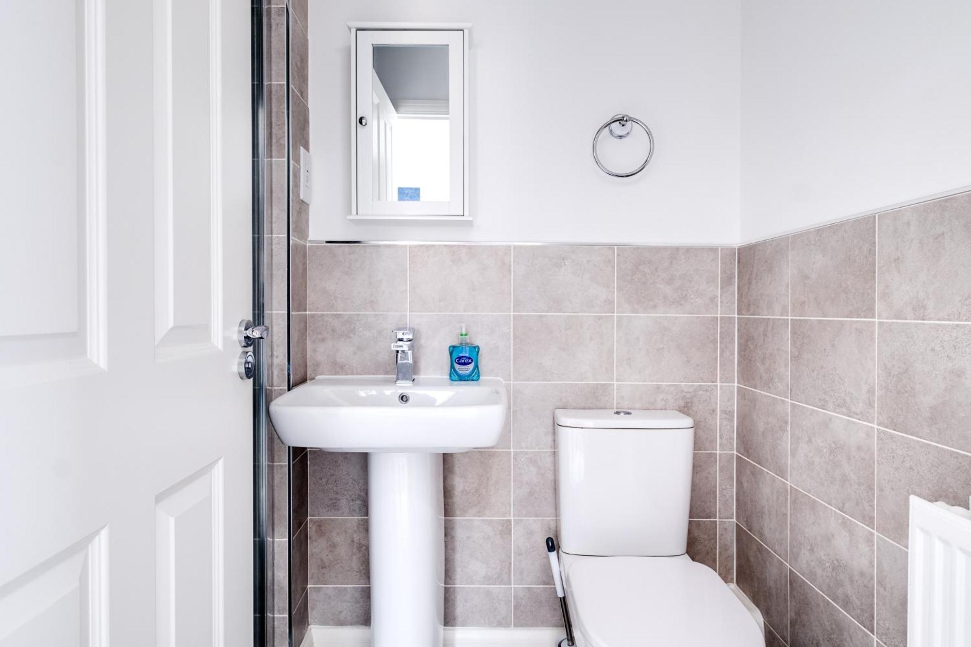Centre Stylish 2 Bed House ☆ Free Parking → With 55 Inch Smart Tv, Free Netflix & Wifi ✘ Comfy Seating Area - By O2 Academy, Bullring, Newstreet, Chinatown, Cube & Mailbox Holiday home *