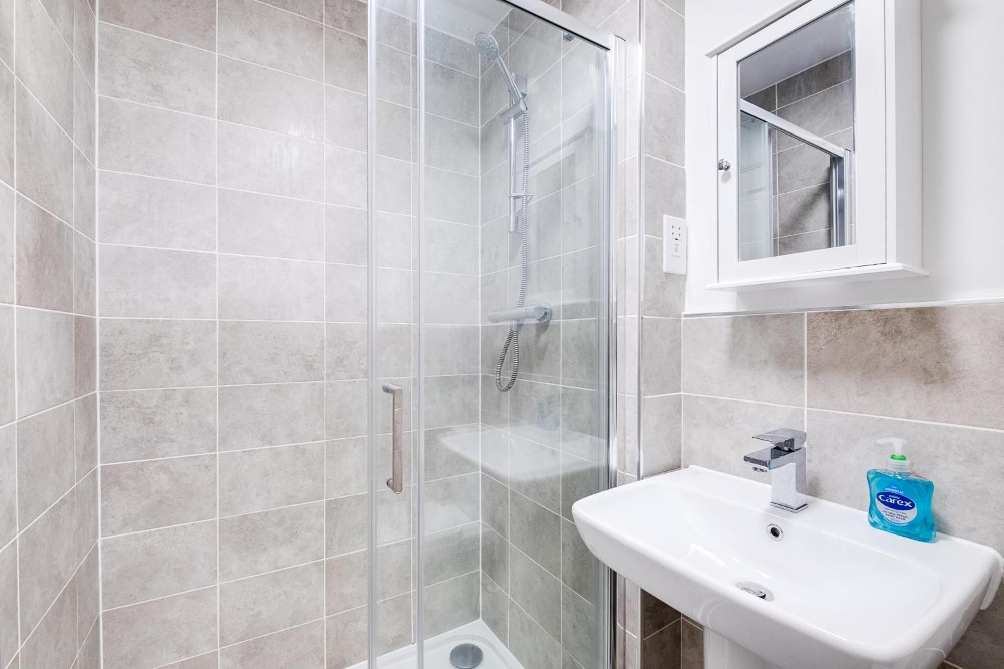 Holiday home Centre Stylish 2 Bed House ☆ Free Parking → With 55 Inch Smart Tv, Free Netflix & Wifi ✘ Comfy Seating Area - By O2 Academy, Bullring, Newstreet, Chinatown, Cube & Mailbox Birmingham