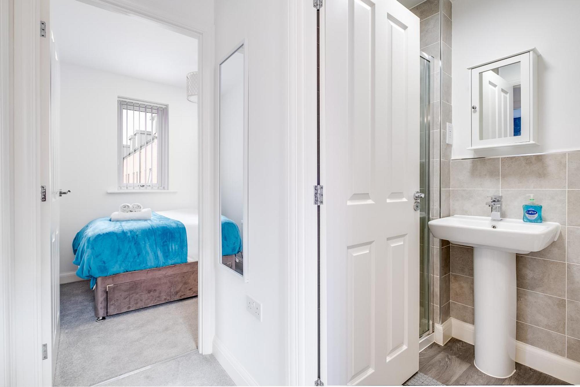 Centre Stylish 2 Bed House ☆ Free Parking → With 55 Inch Smart Tv, Free Netflix & Wifi ✘ Comfy Seating Area - By O2 Academy, Bullring, Newstreet, Chinatown, Cube & Mailbox Birmingham