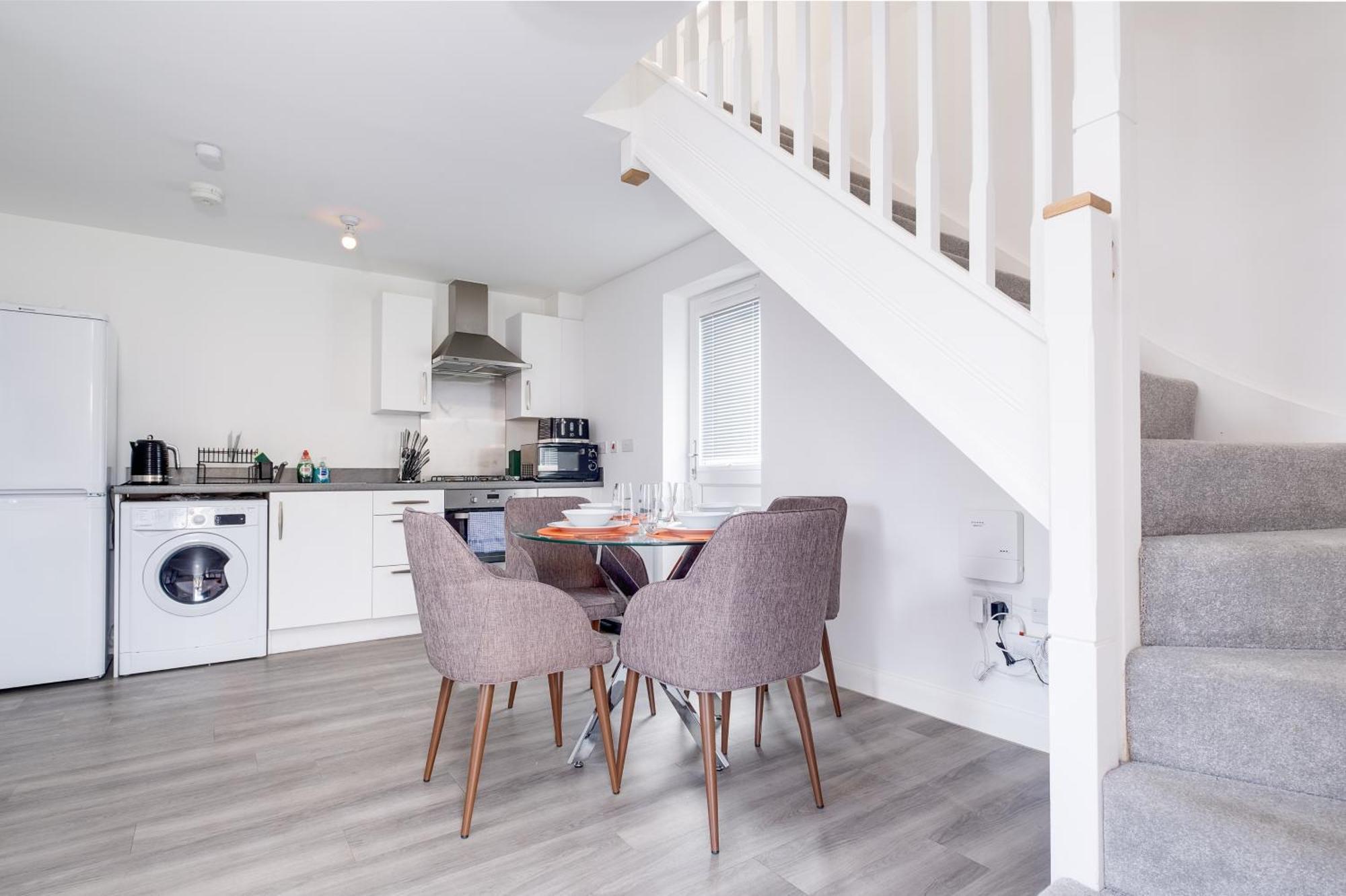 Centre Stylish 2 Bed House ☆ Free Parking → With 55 Inch Smart Tv, Free Netflix & Wifi ✘ Comfy Seating Area - By O2 Academy, Bullring, Newstreet, Chinatown, Cube & Mailbox