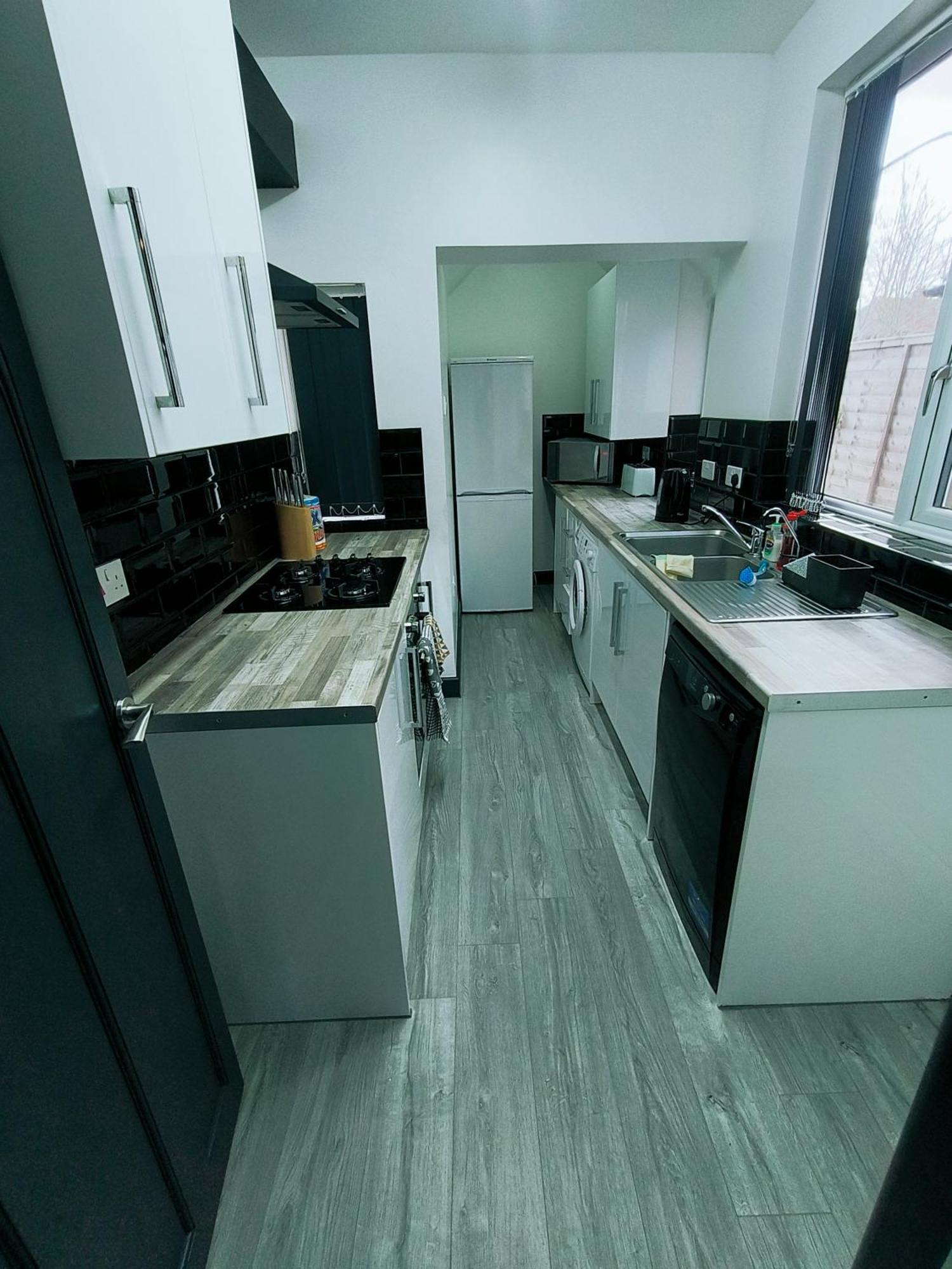 Apartment Modern 3 Bedroom House