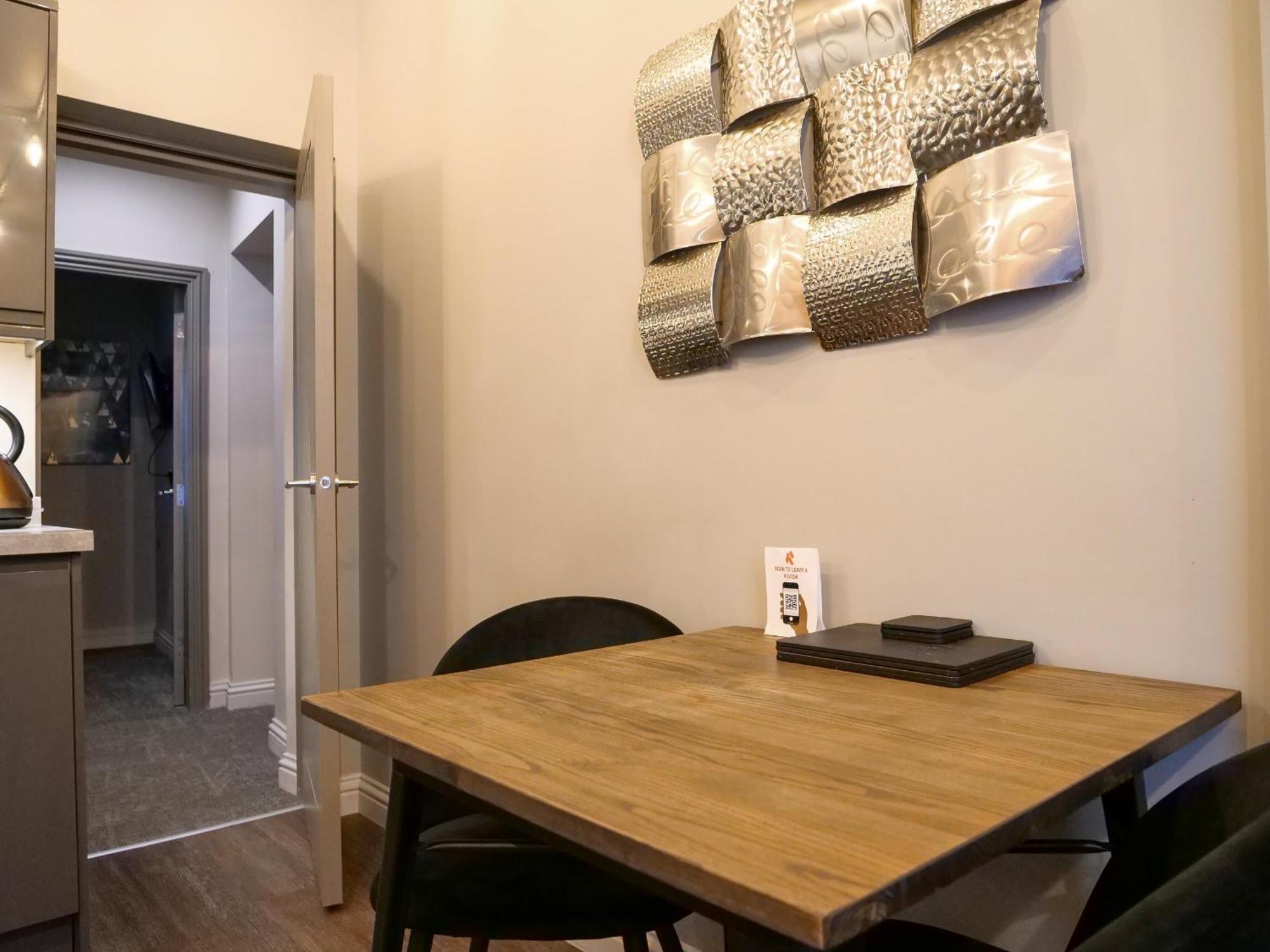 Luxe 2 Bed Apt - City Centre - Office - Smarttvs Apartment *