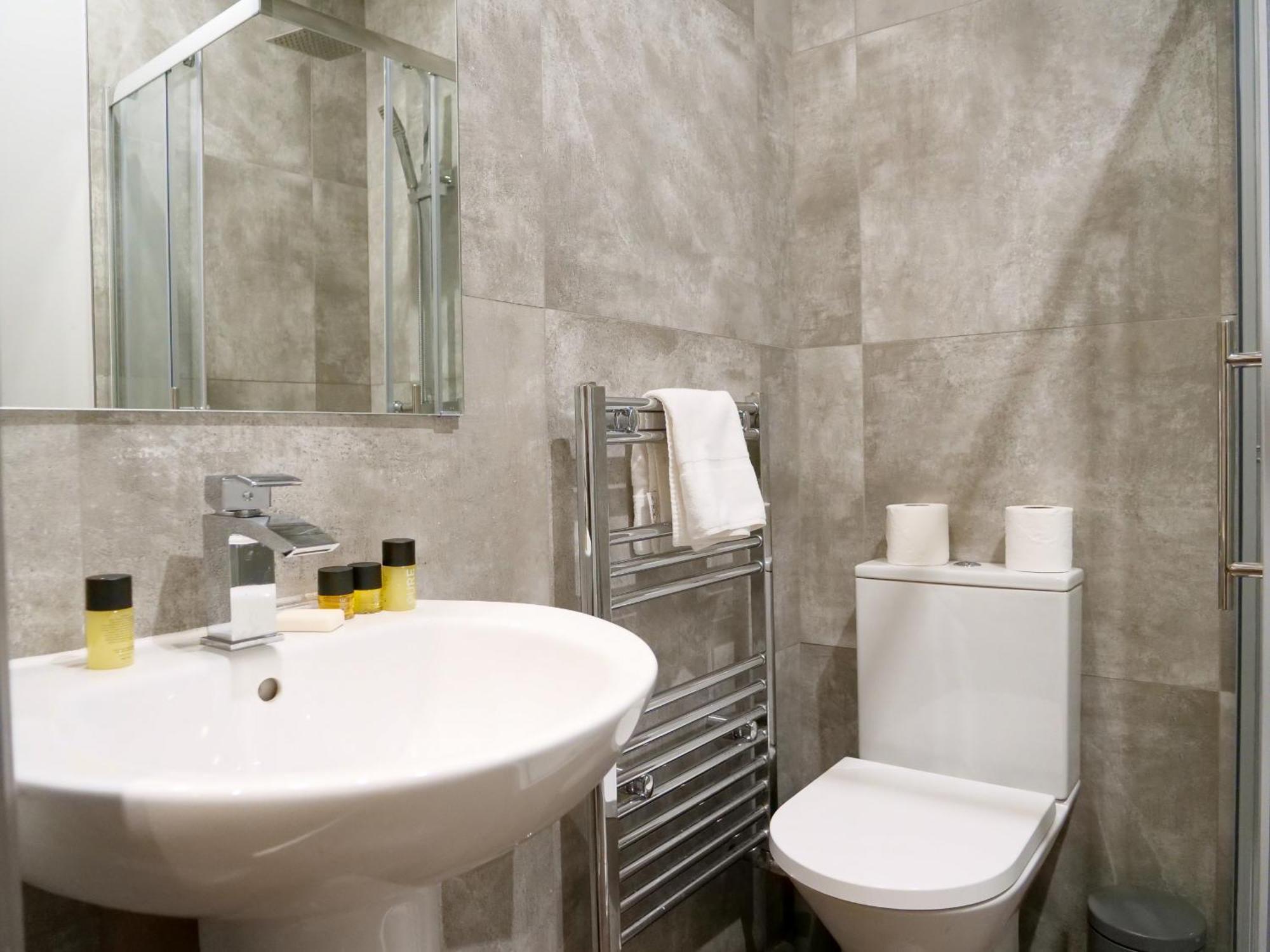 Luxe 2 Bed Apt - City Centre - Office - Smarttvs Apartment