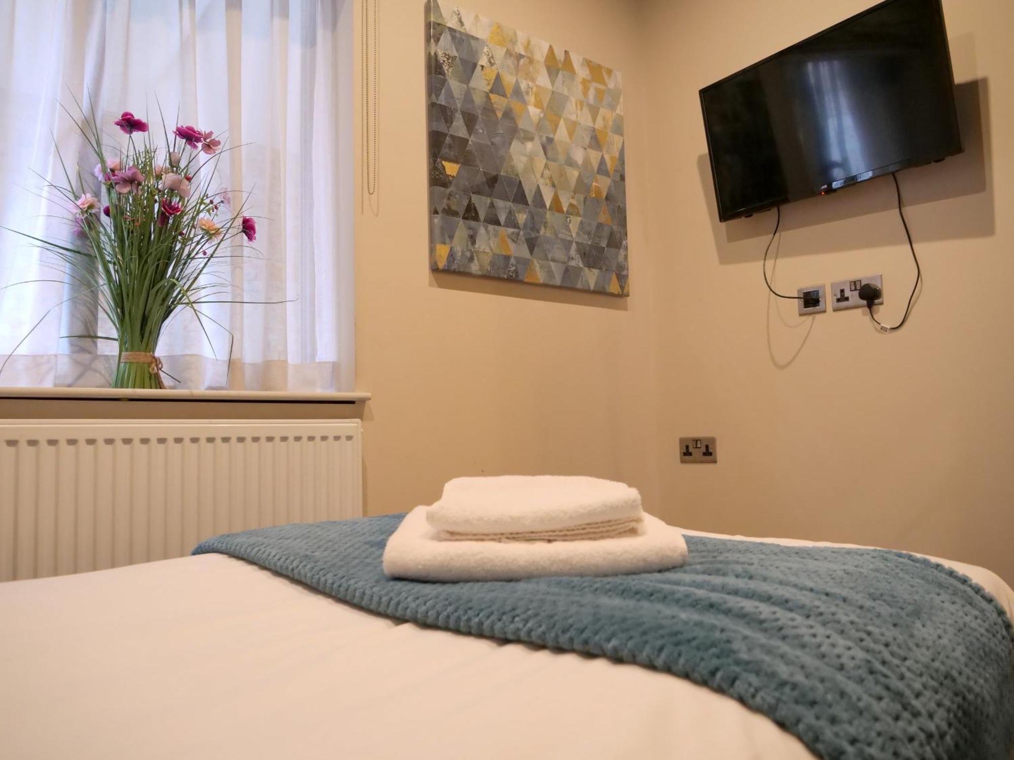 Luxe 2 Bed Apt - City Centre - Office - Smarttvs Apartment