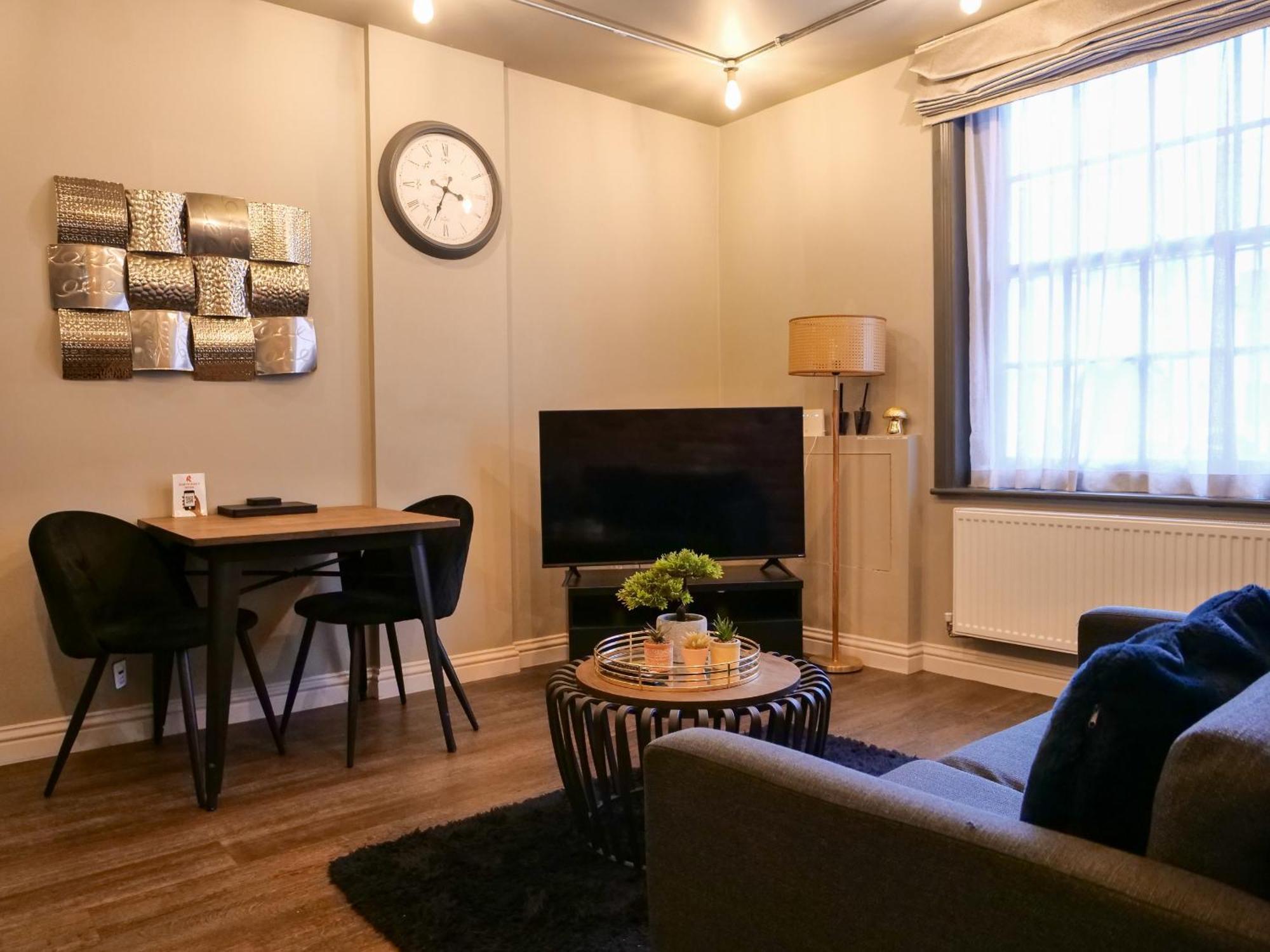 Luxe 2 Bed Apt - City Centre - Office - Smarttvs